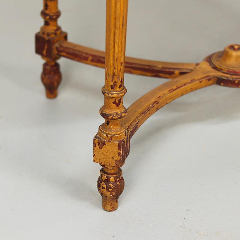 Mesa auxiliar francesa pintada Faux Bois en venta 3