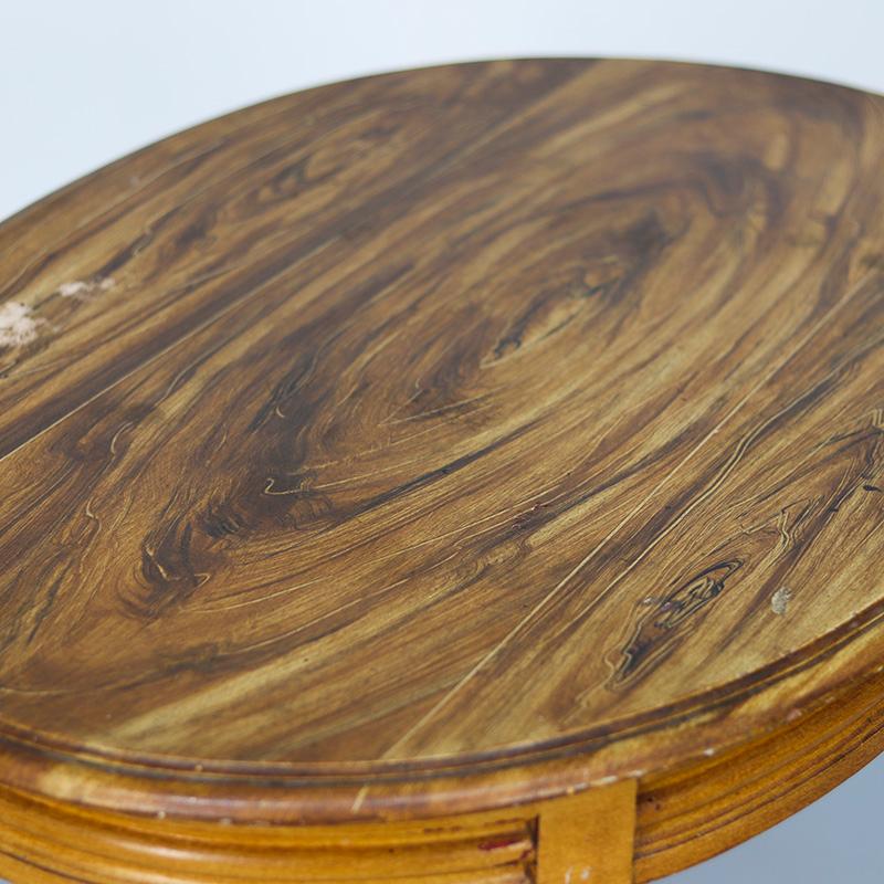 Mesa auxiliar francesa pintada Faux Bois en venta 1