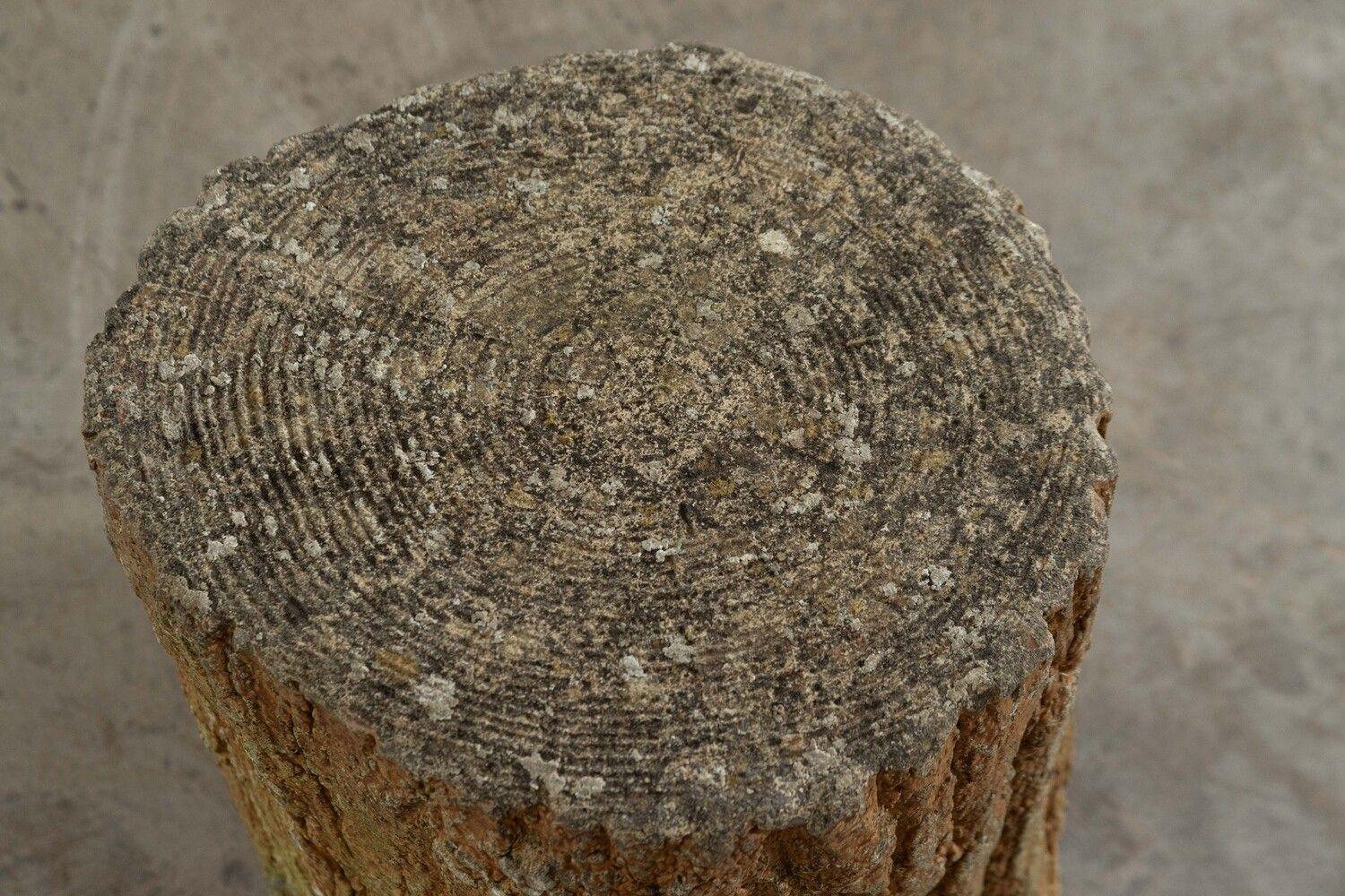 Ensemble table et tabourets de jardin en faux bois français 9