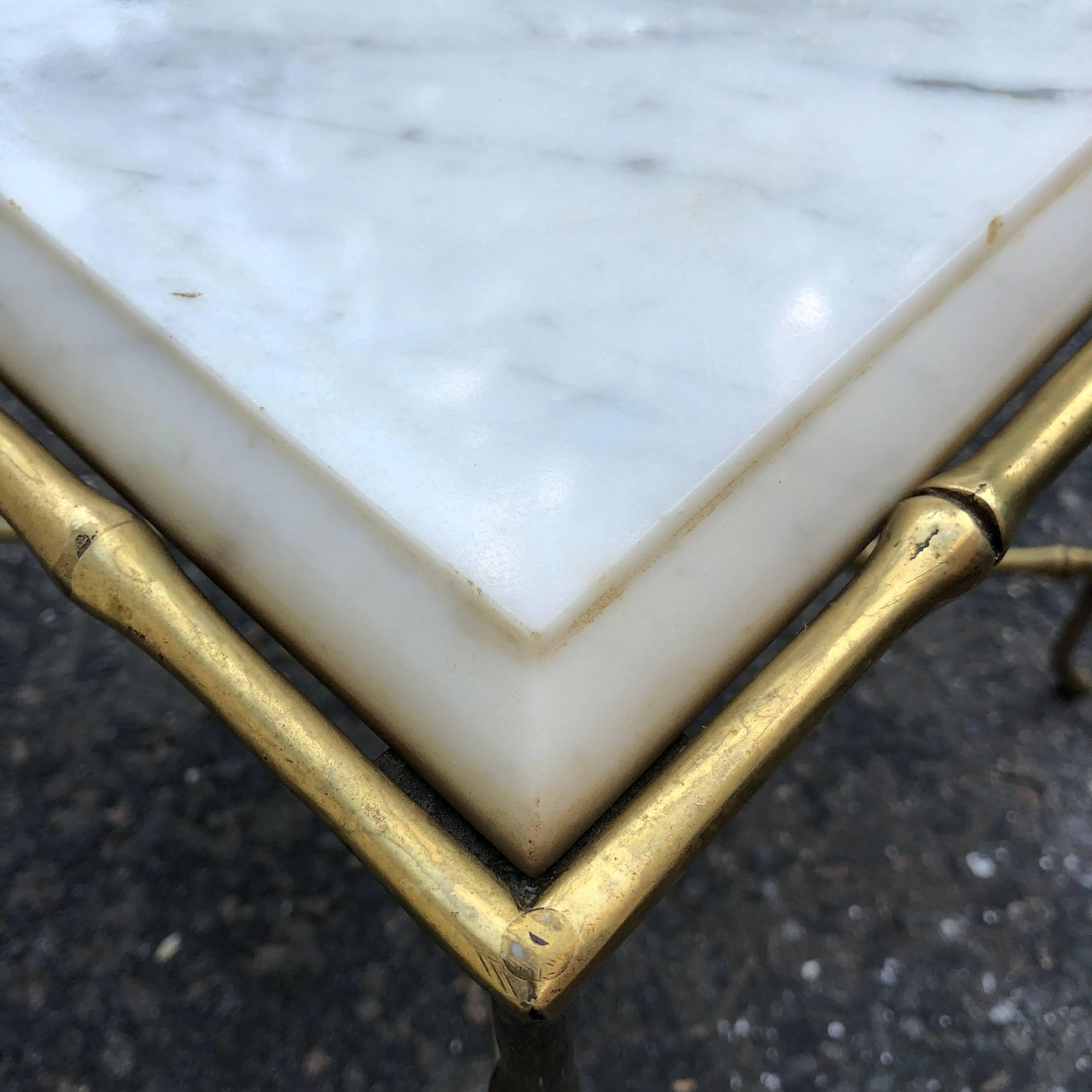 Table d'appoint carrée en faux bambou, plateau en marbre et laiton en vente 4