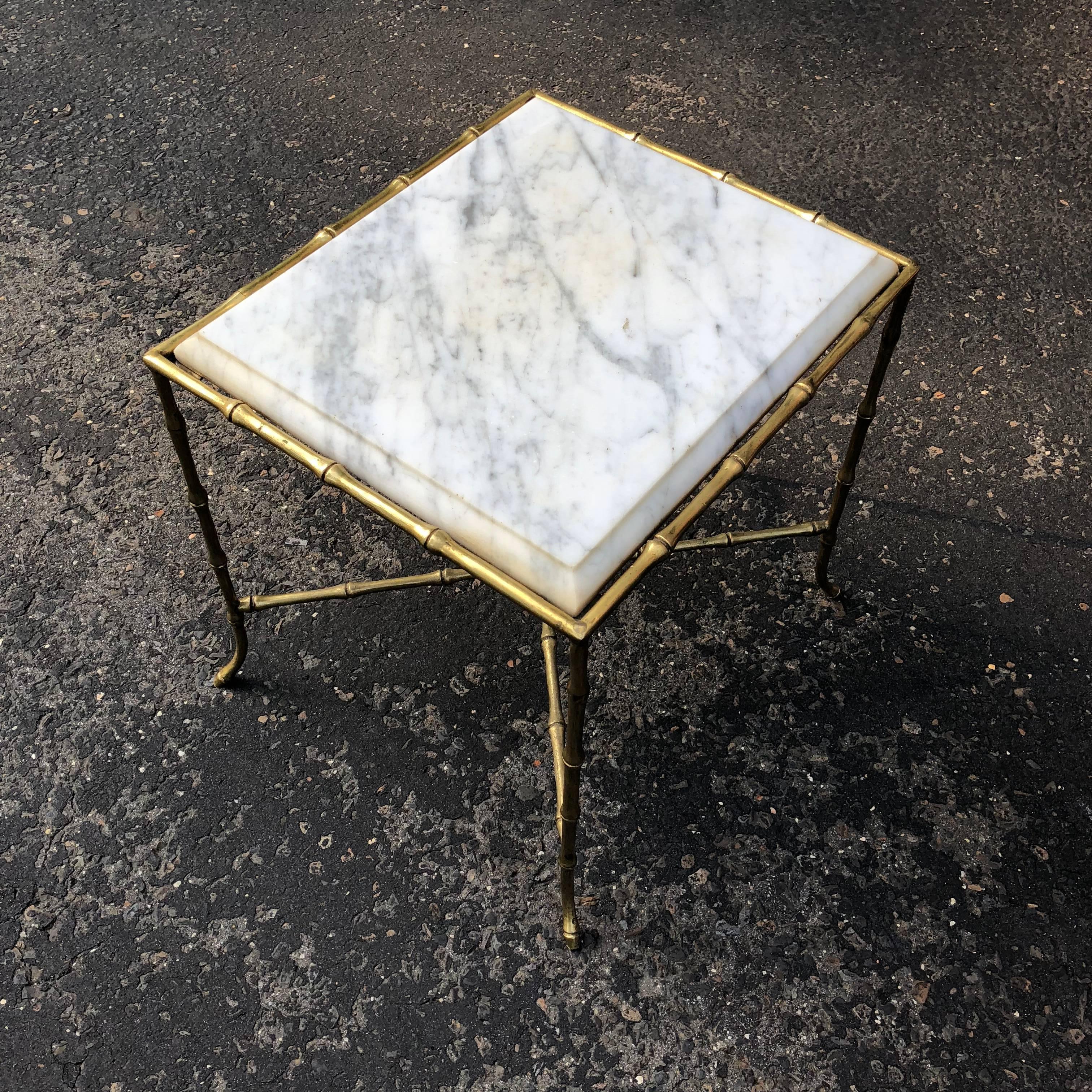 Table d'appoint carrée en faux bambou, plateau en marbre et laiton en vente 7