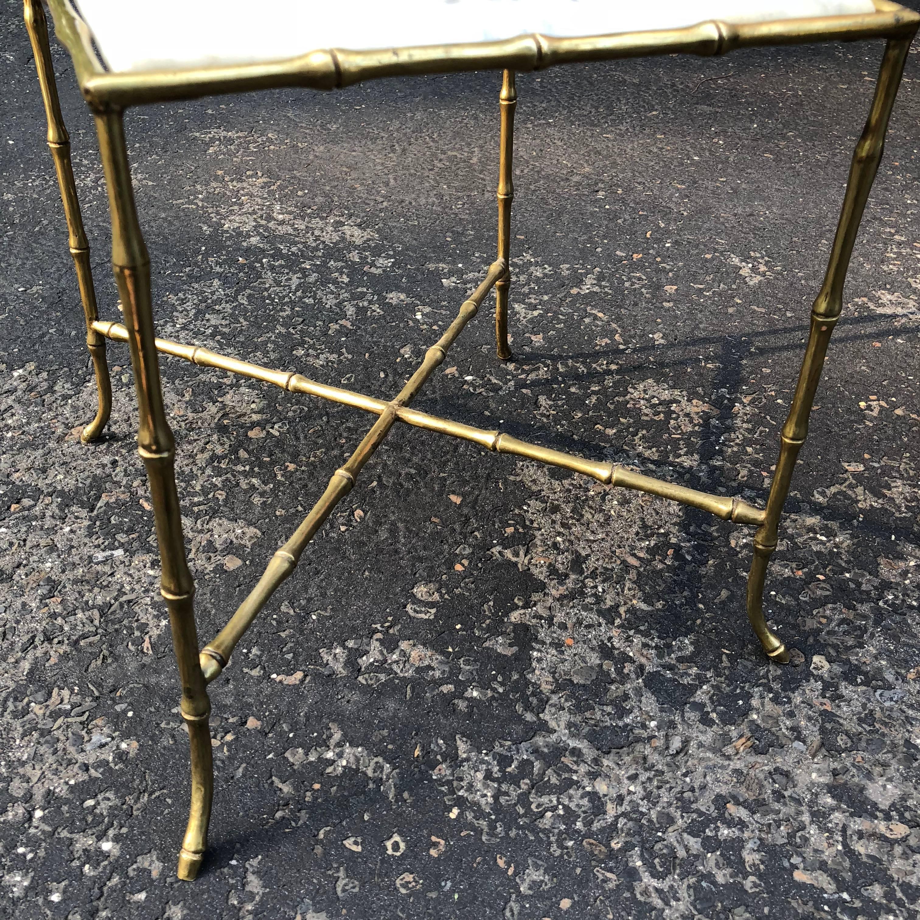 Table d'appoint carrée en faux bambou, plateau en marbre et laiton en vente 11