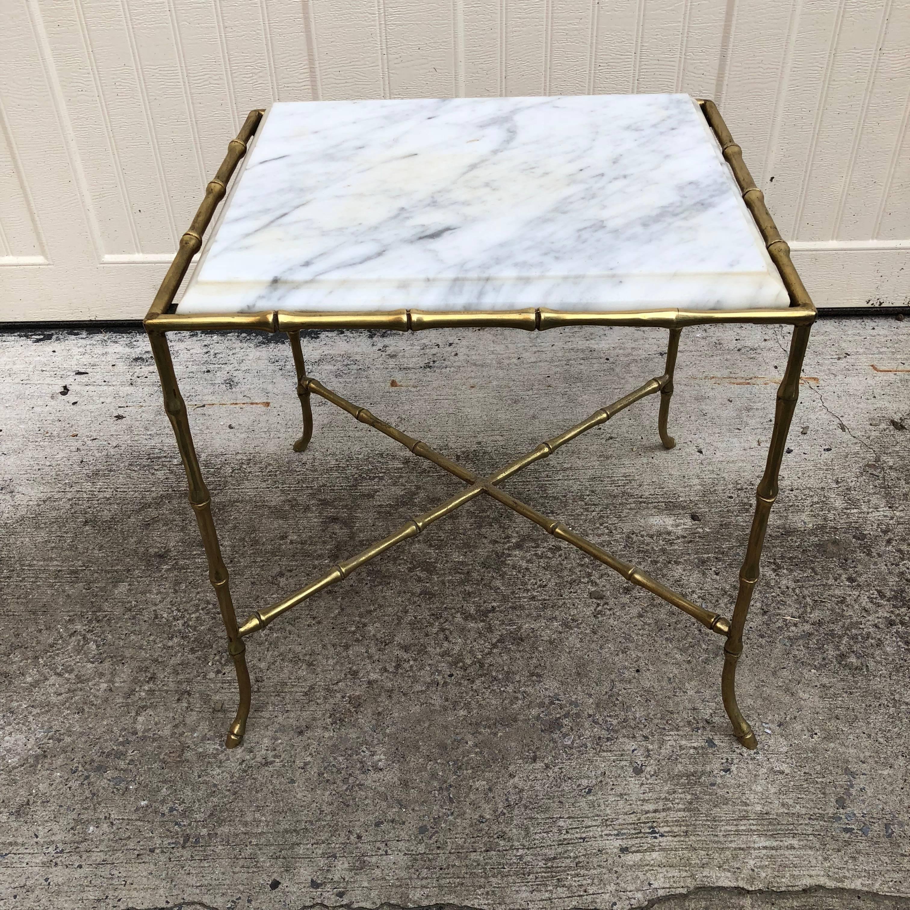 Mid-Century Modern Table d'appoint carrée en faux bambou, plateau en marbre et laiton en vente
