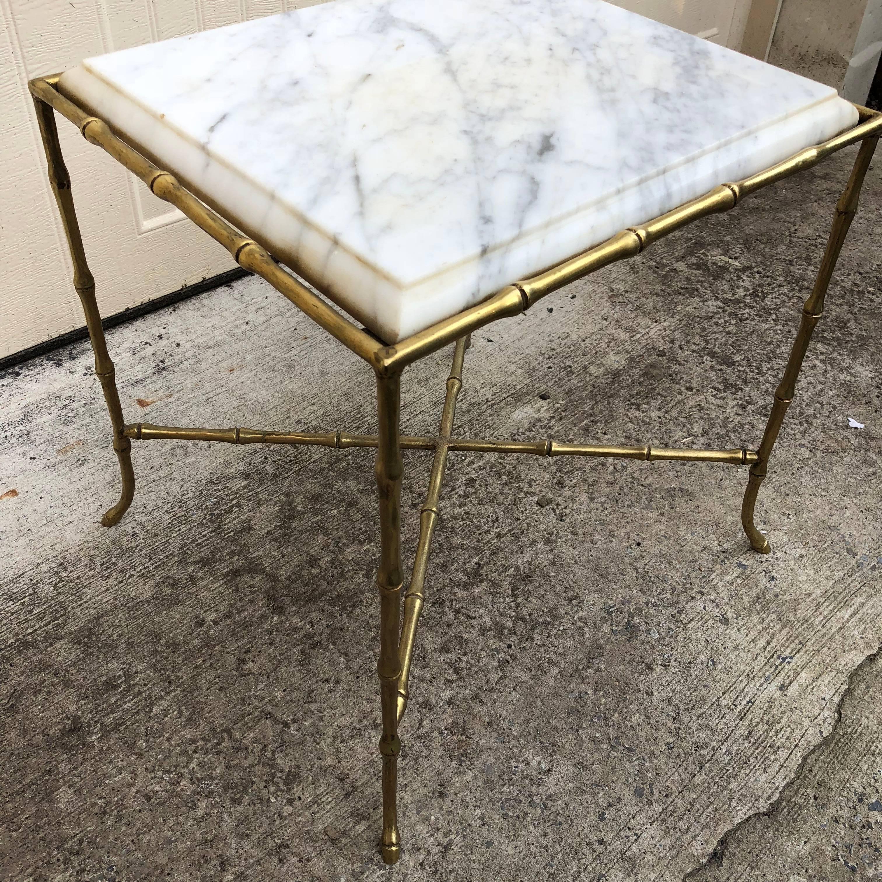 20ième siècle Table d'appoint carrée en faux bambou, plateau en marbre et laiton en vente