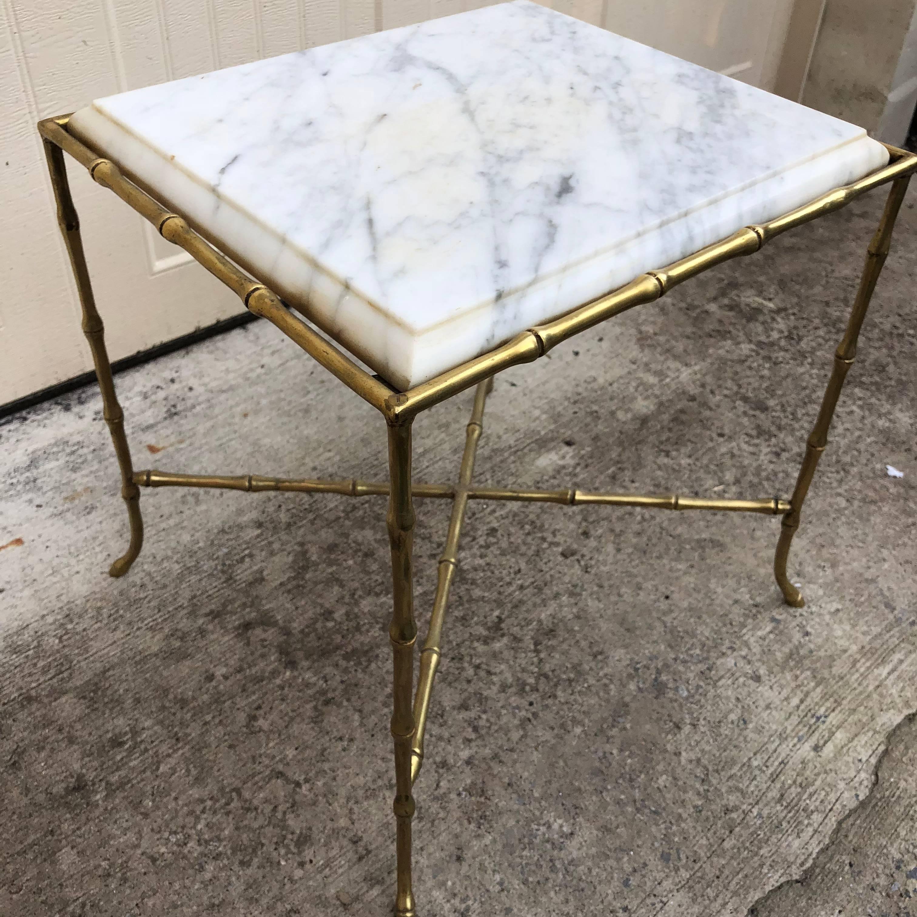 Laiton Table d'appoint carrée en faux bambou, plateau en marbre et laiton en vente