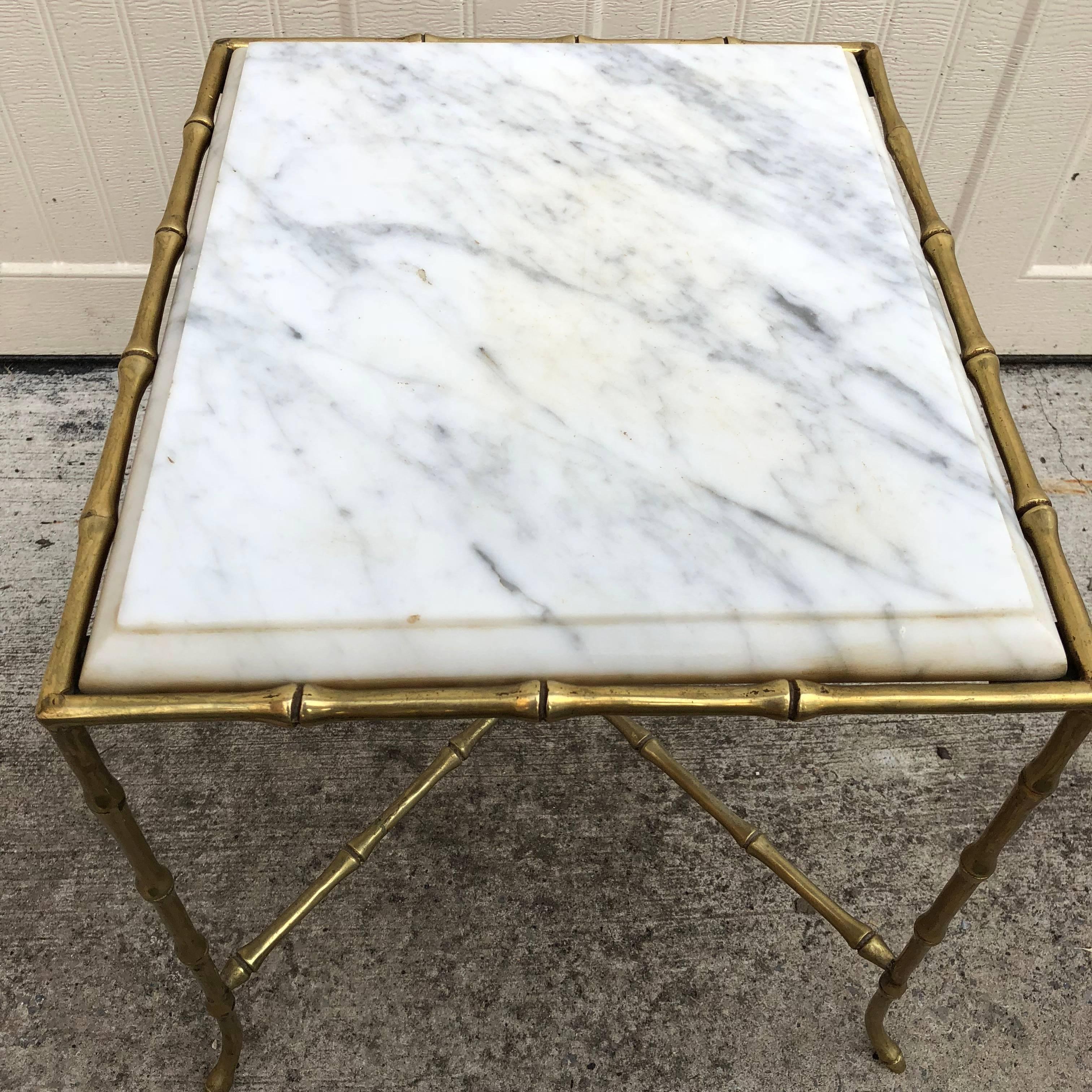 Table d'appoint carrée en faux bambou, plateau en marbre et laiton en vente 2