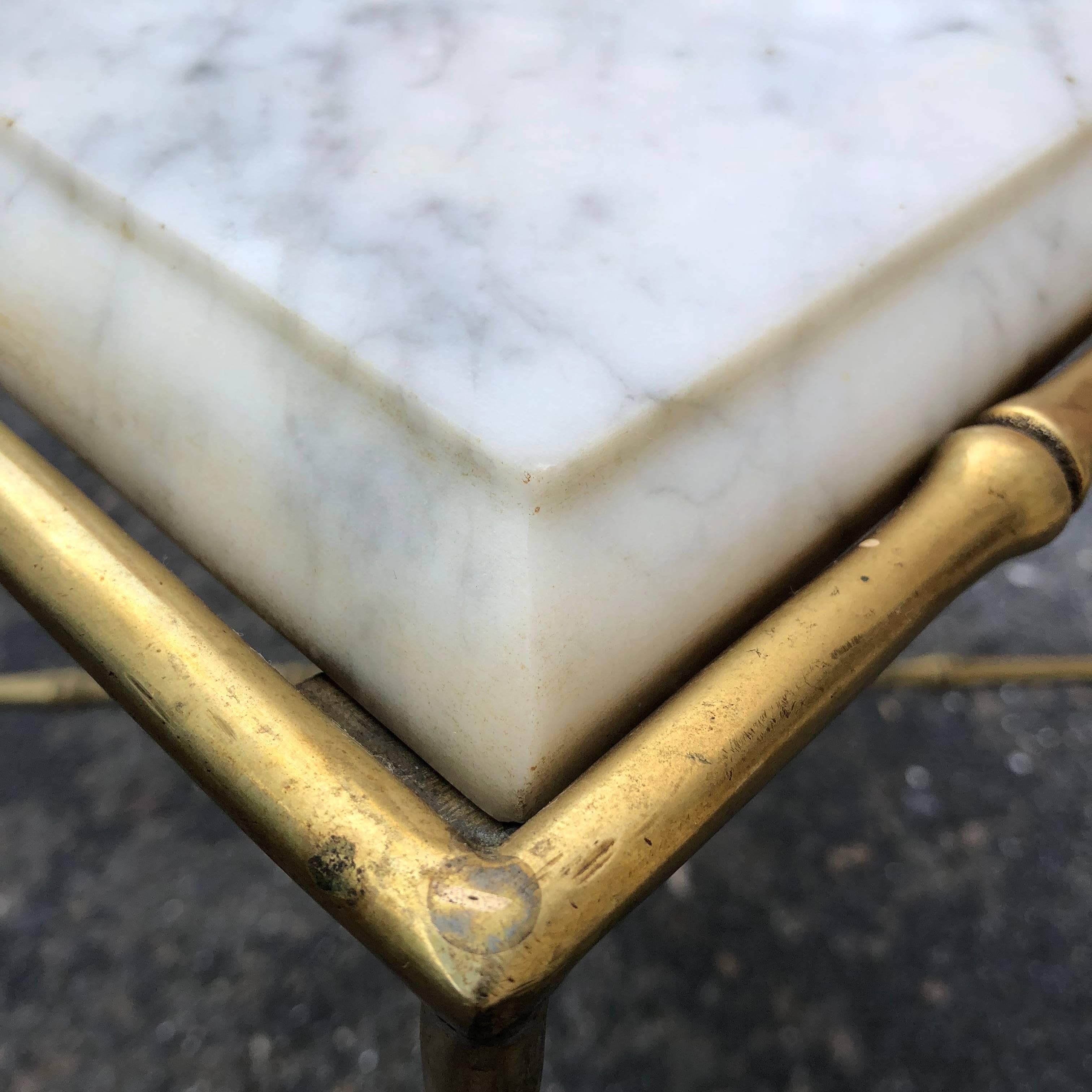 Table d'appoint carrée en faux bambou, plateau en marbre et laiton en vente 3
