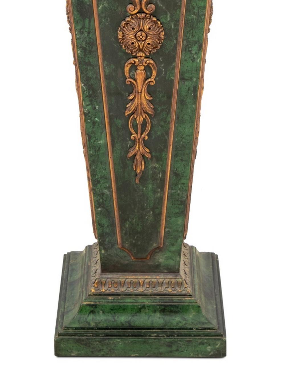 Piedistallo francese in finto marmo verde e dipinto in oro, 20° secolo. Il piano quadrato sovrasta una colonna affusolata a pannelli, con decorazioni a volute applicate su uno zoccolo quadrato a gradini. 48,25