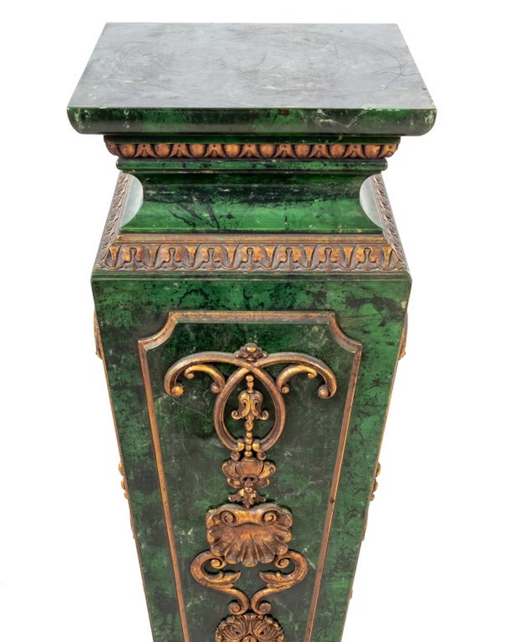 Neoclassico Piedistallo francese in finto marmo verde e dipinto in oro in vendita