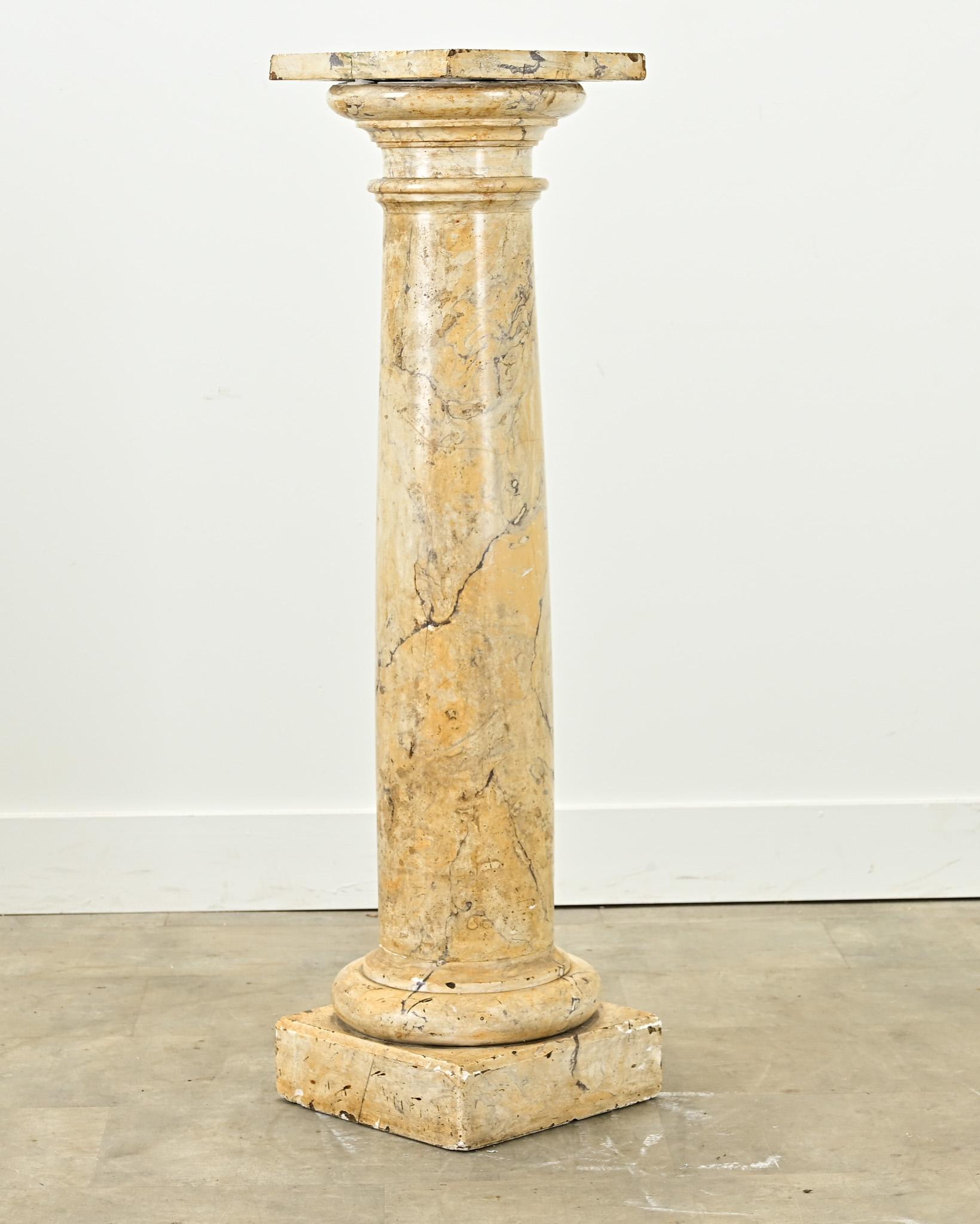 Un piédestal français en plâtre avec une finition peinte en faux marbre date des années 1800. Ce piédestal majestueux est le complément idéal de tout intérieur. Assurez-vous de regarder les images détaillées pour voir l'état actuel.