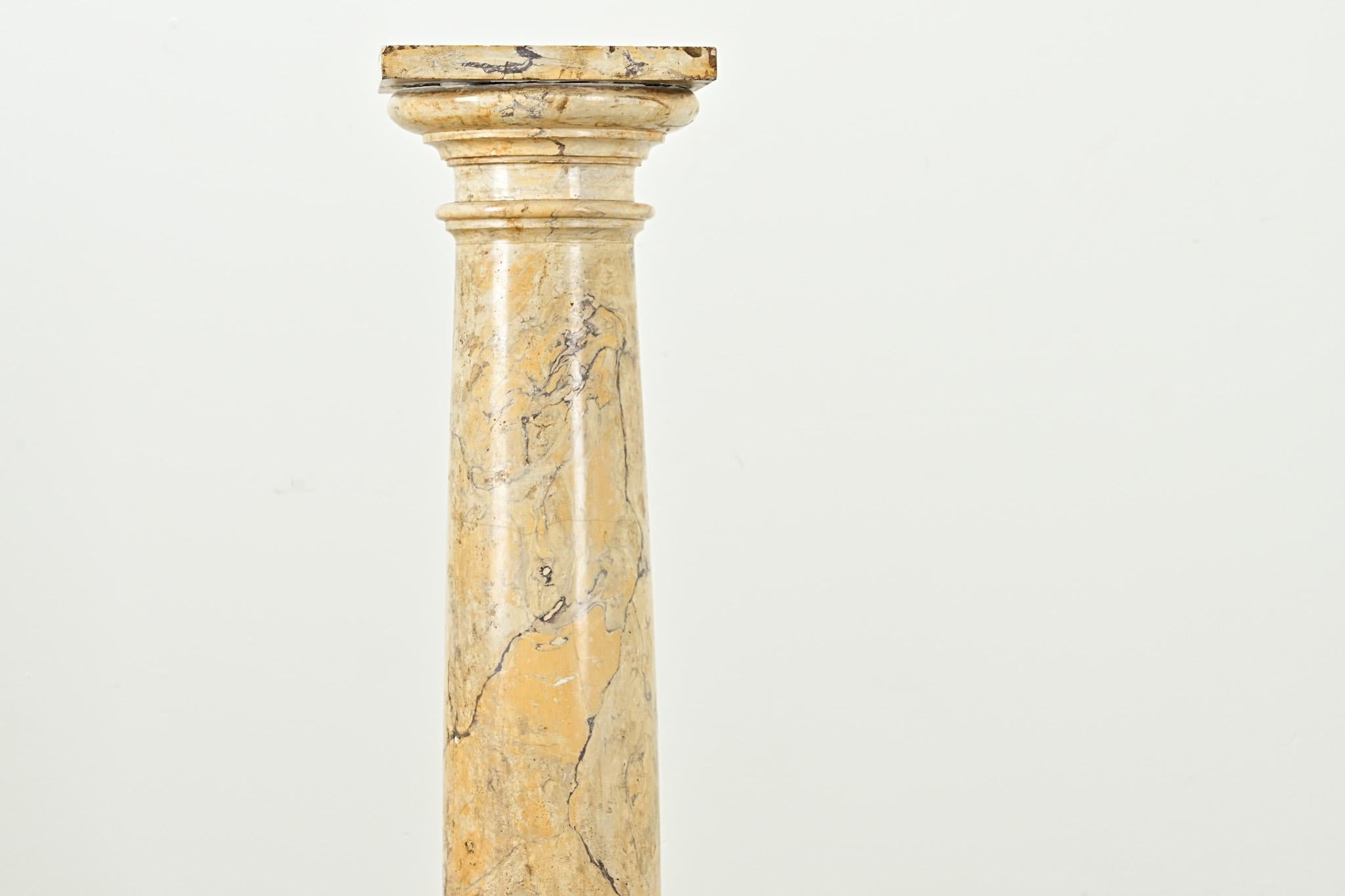 Sculpté à la main Piédestal français en plâtre imitation marbre en vente