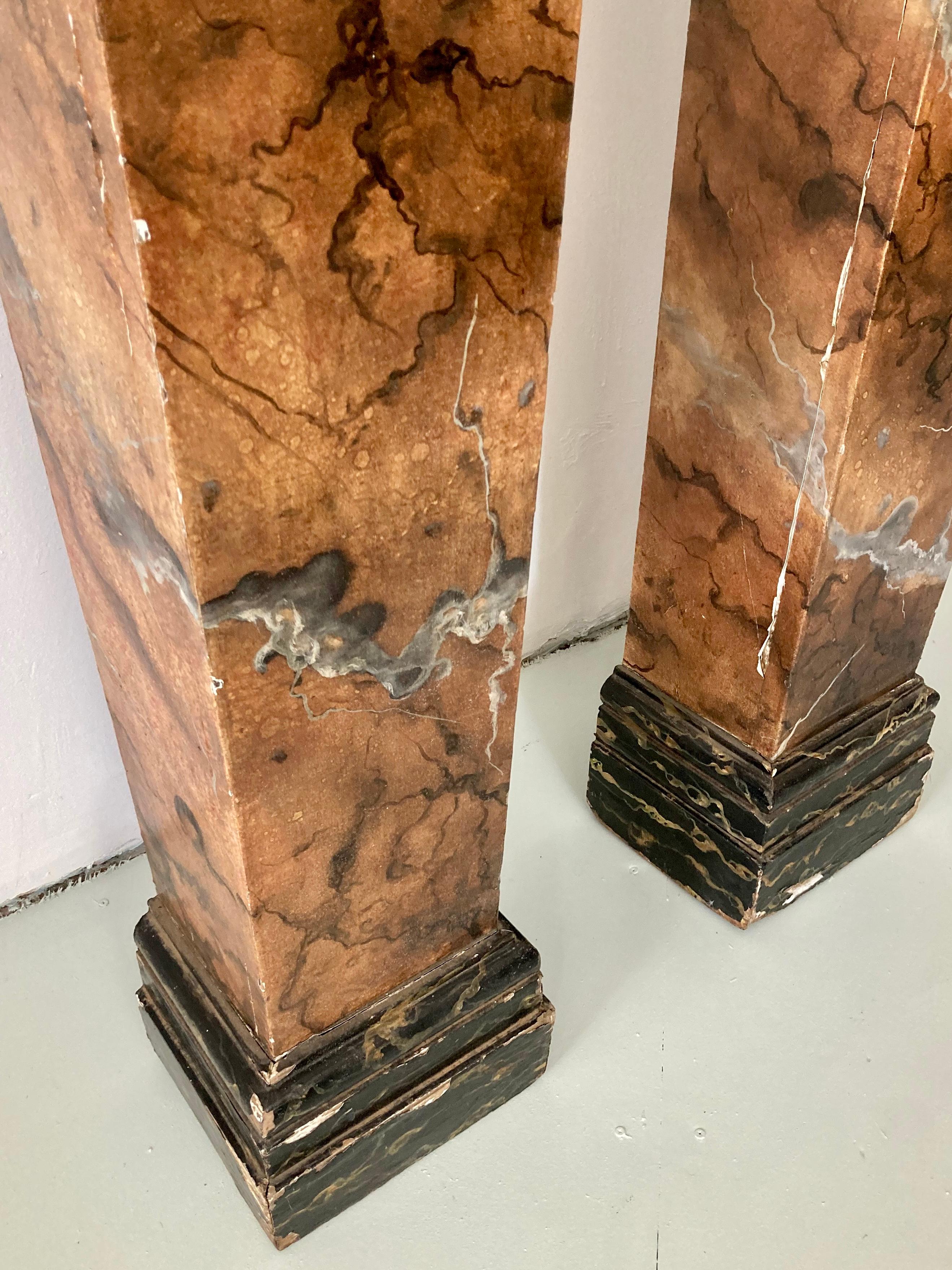 Paire de The Pedestals en bois et faux marbre français en vente 2