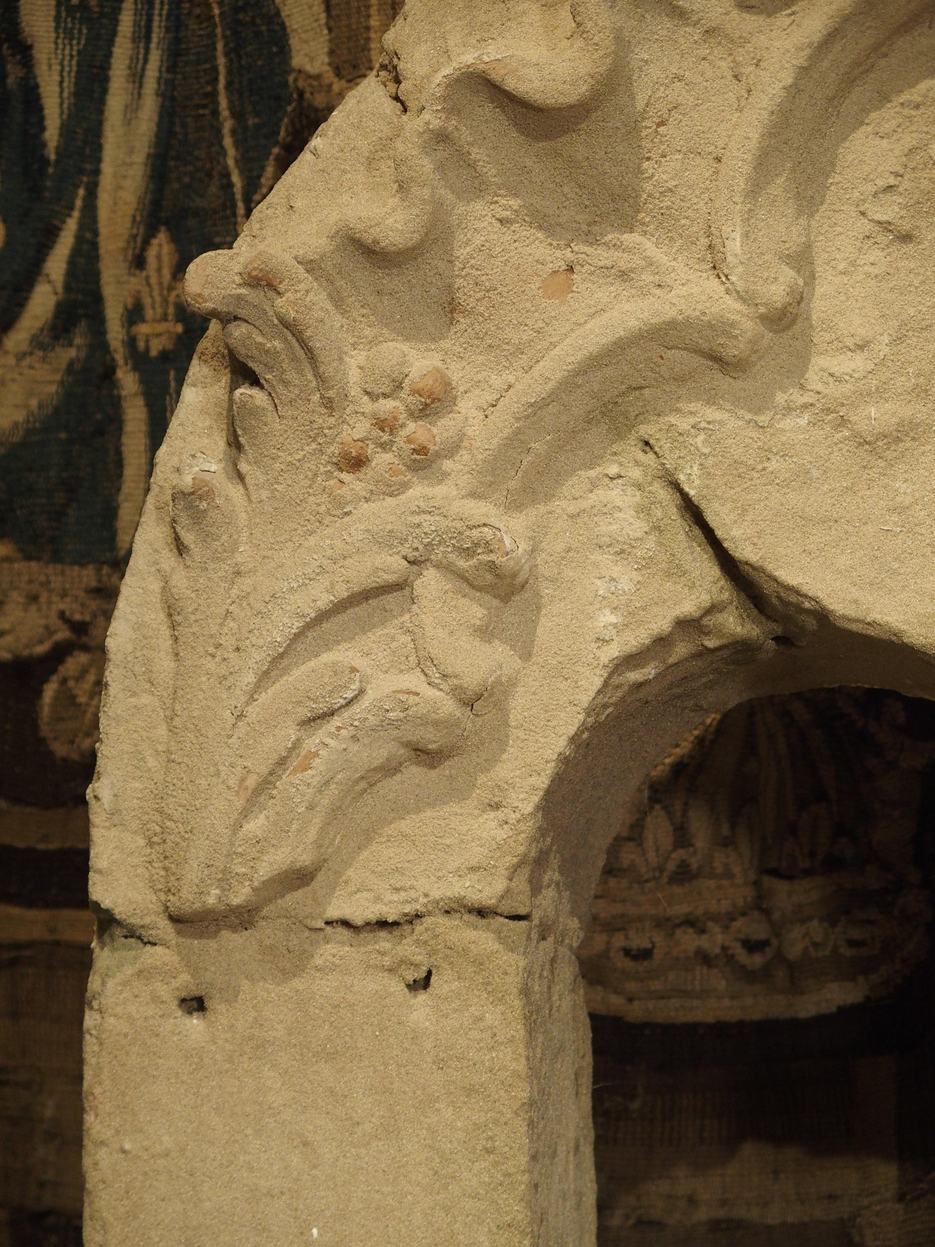 Decoración francesa de imitación de piedra estilo neorromano para ventanas de teatro siglo XX