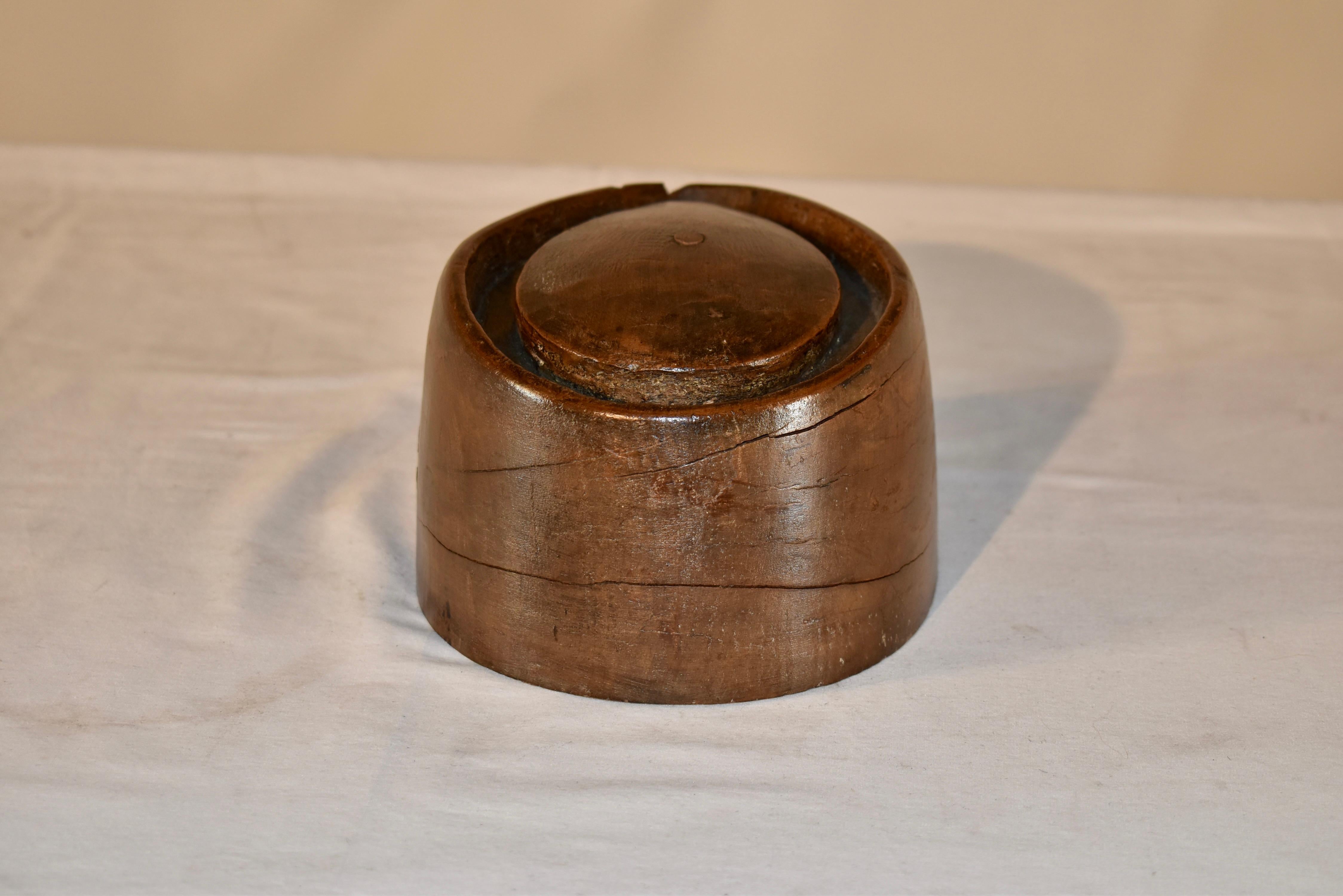 French Fedora Hat Form , Circa 1900 In Good Condition For Sale In High Point, NC