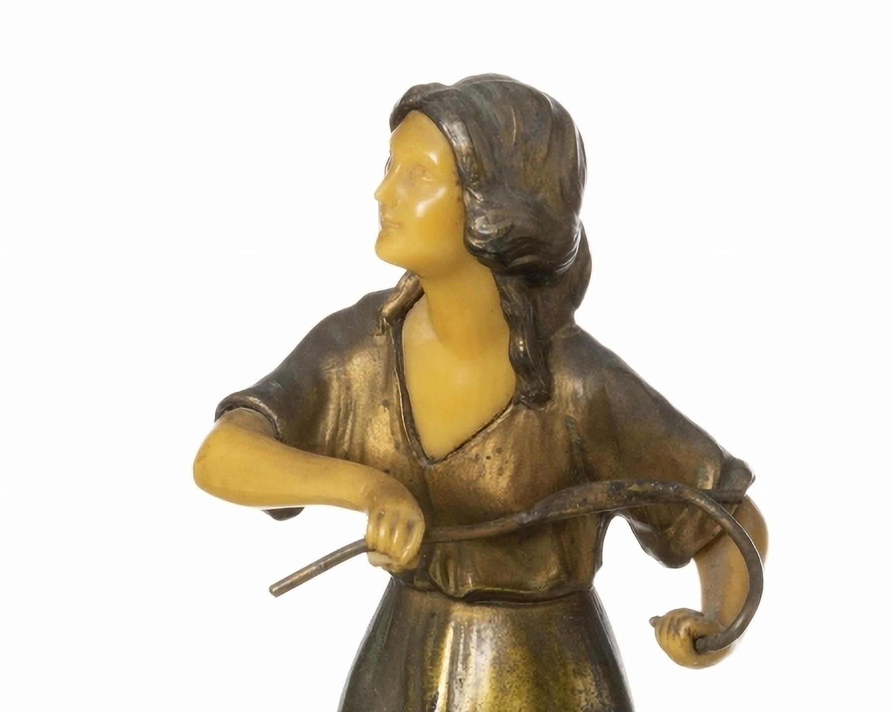 French female figure Art Deco, early 20th century.

Sculpture
in bronze and bakelite.
Standing on a marble base.
Dec. height: (sculpture) 16 cm;
(total) 21 cm
Good conditions.