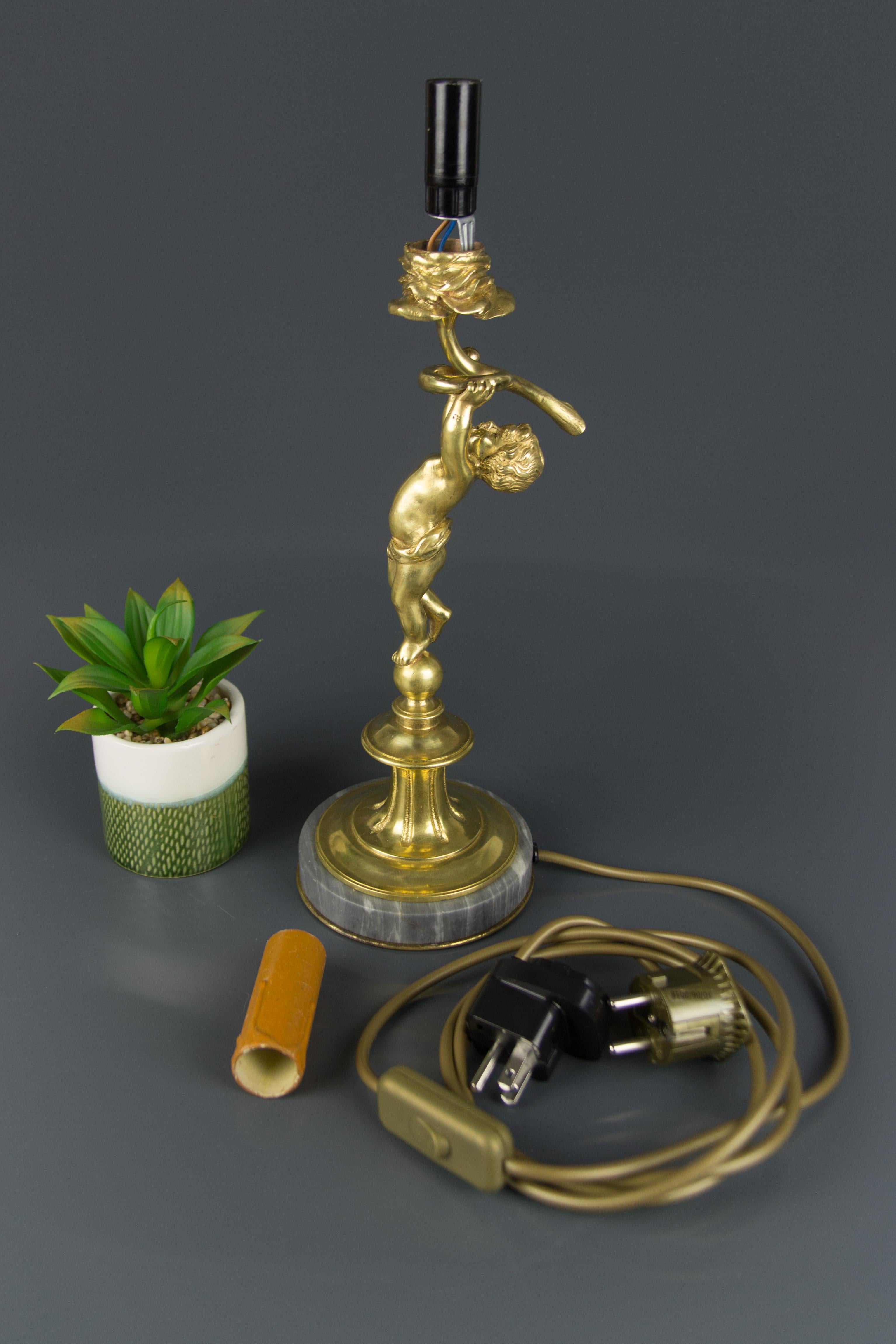 Lampe de table chérubin figurative française en bronze et marbre, années 1920 en vente 4