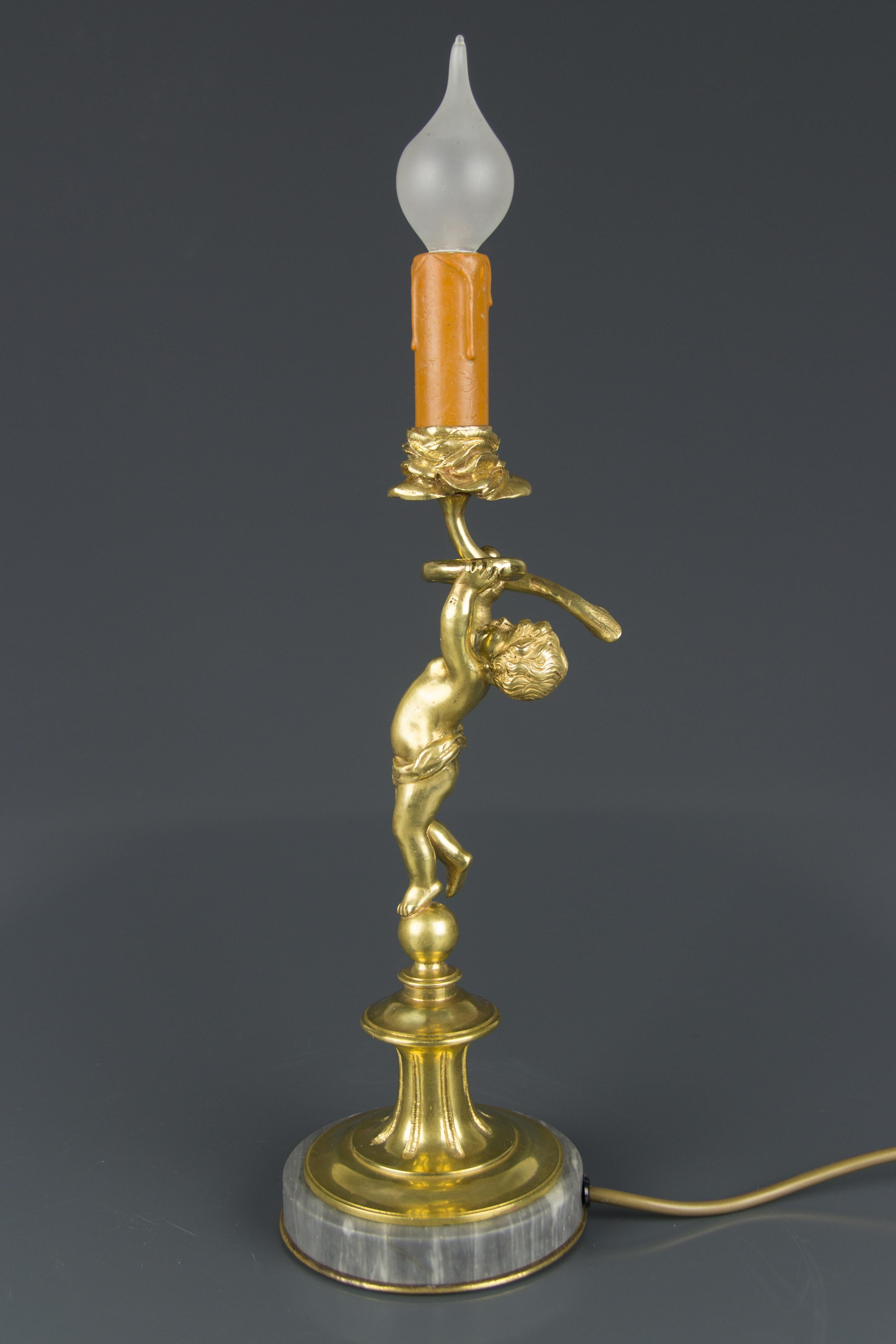 Lámpara de sobremesa figurada francesa de bronce y mármol con querubín, años 20 en venta 11