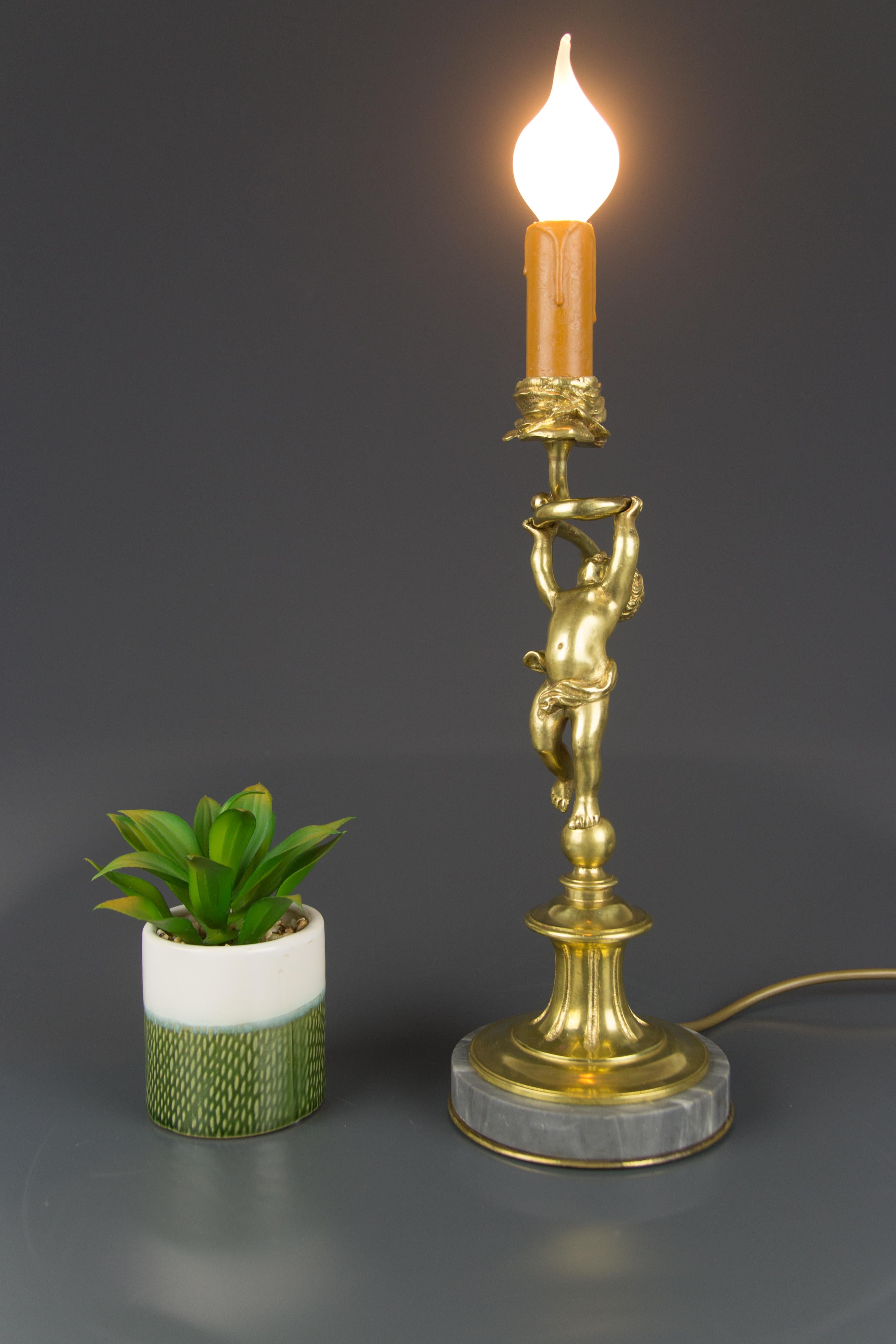Français Lampe de table chérubin figurative française en bronze et marbre, années 1920 en vente