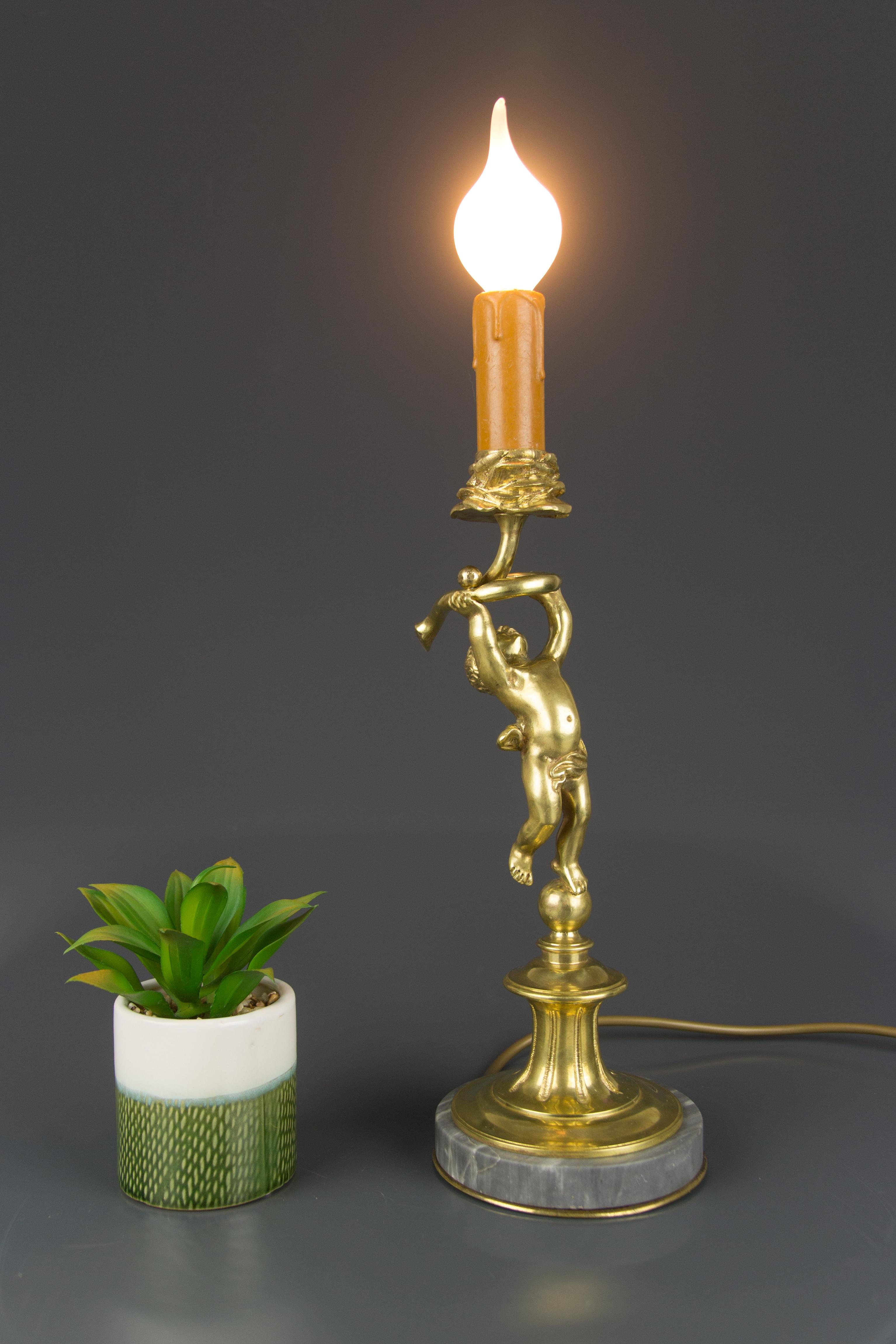 French Figural Bronze and Marble Cherub Table Lamp, 1920s In Good Condition For Sale In Barntrup, DE