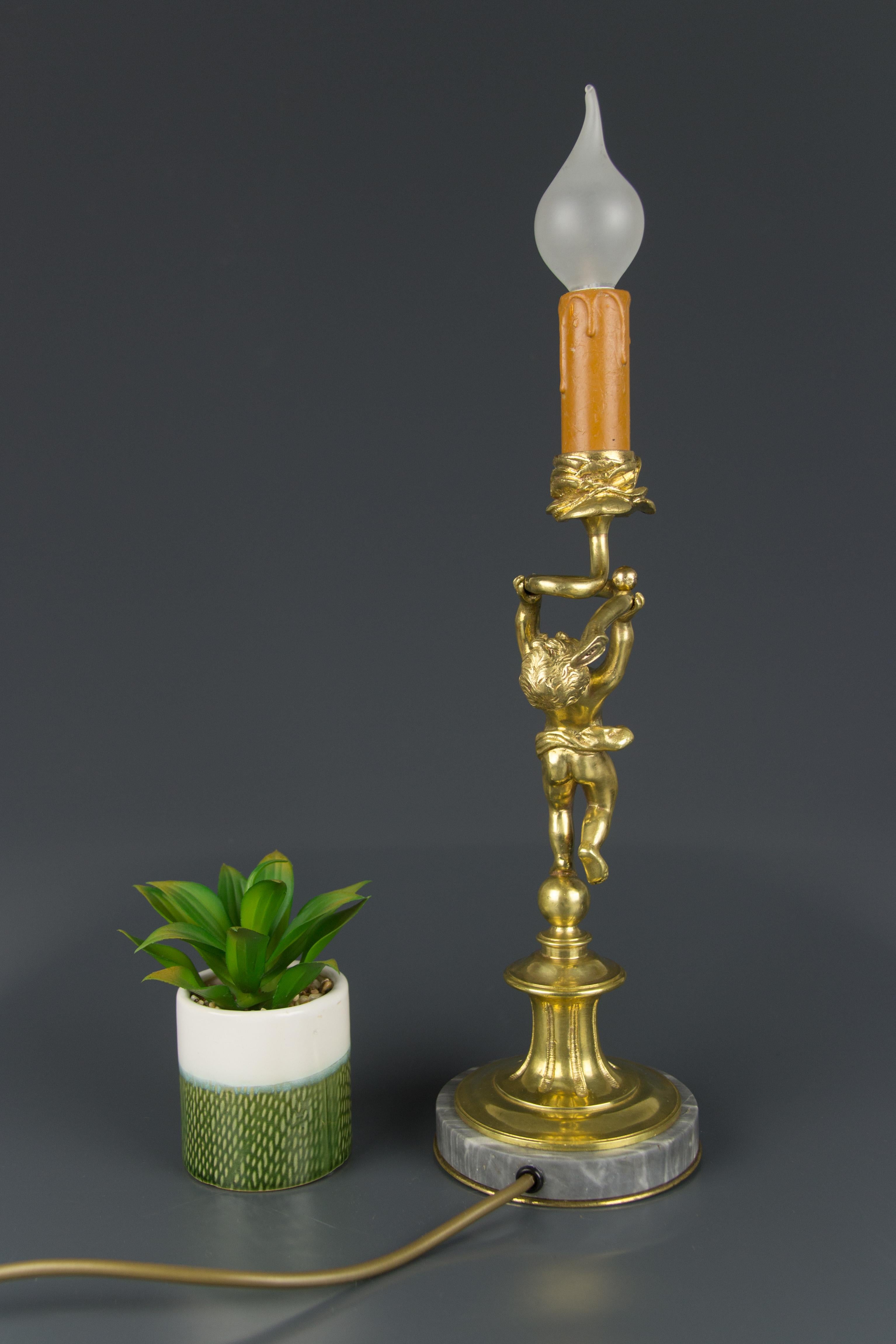 Bronze Lampe de table chérubin figurative française en bronze et marbre, années 1920 en vente