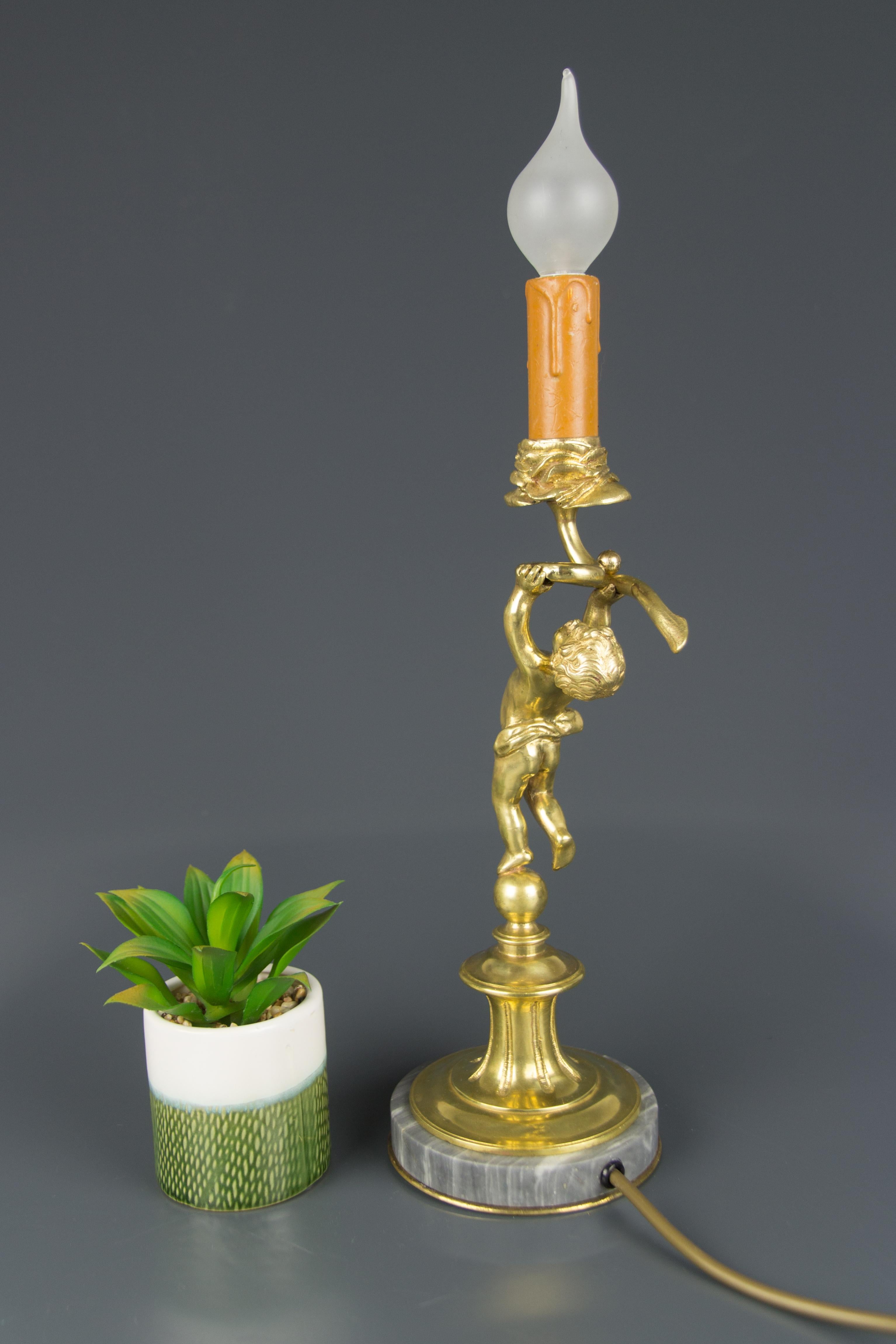 Französische figurale Cherub-Tischlampe aus Bronze und Marmor, 1920er Jahre im Angebot 3