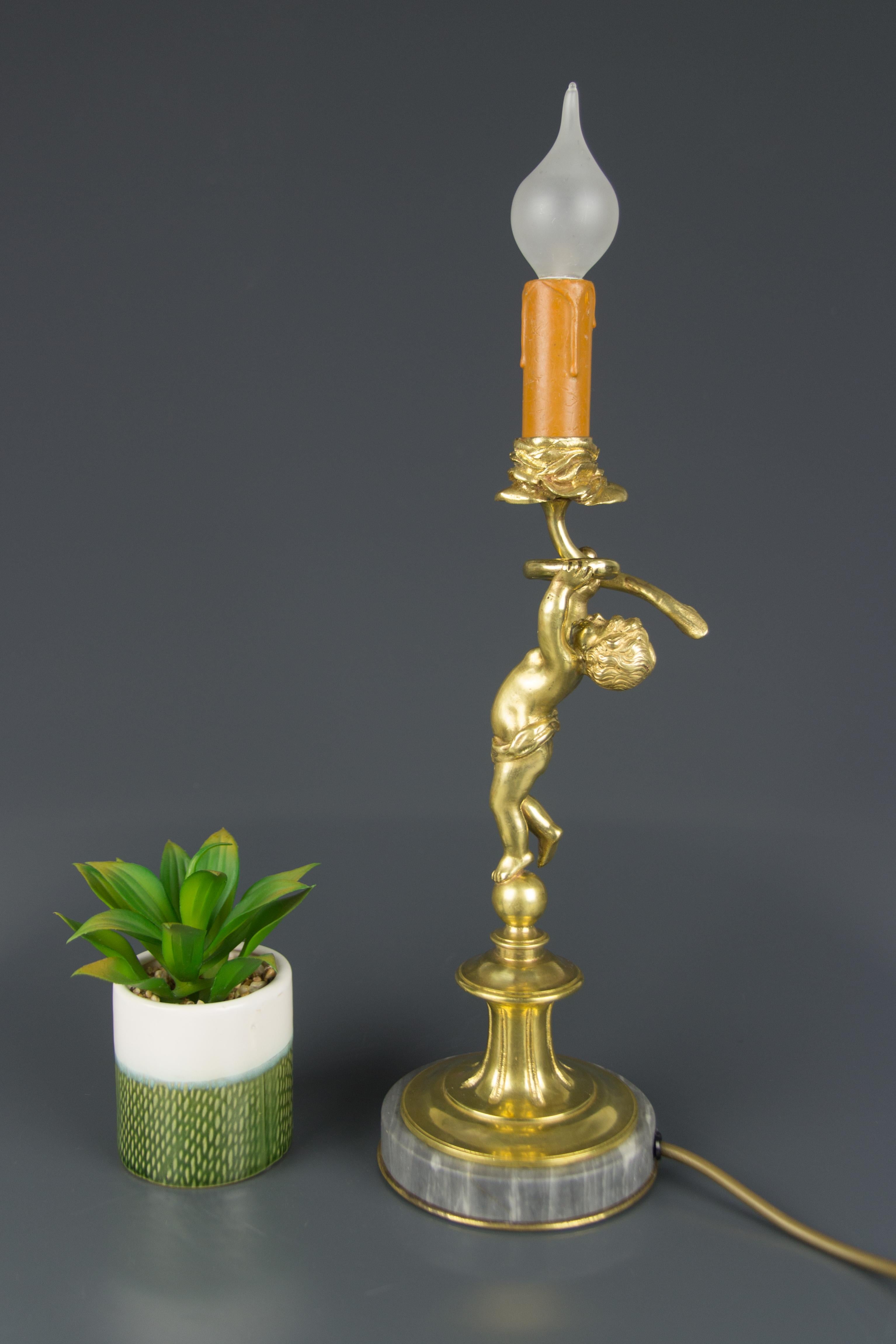 Lampe de table chérubin figurative française en bronze et marbre, années 1920 en vente 2
