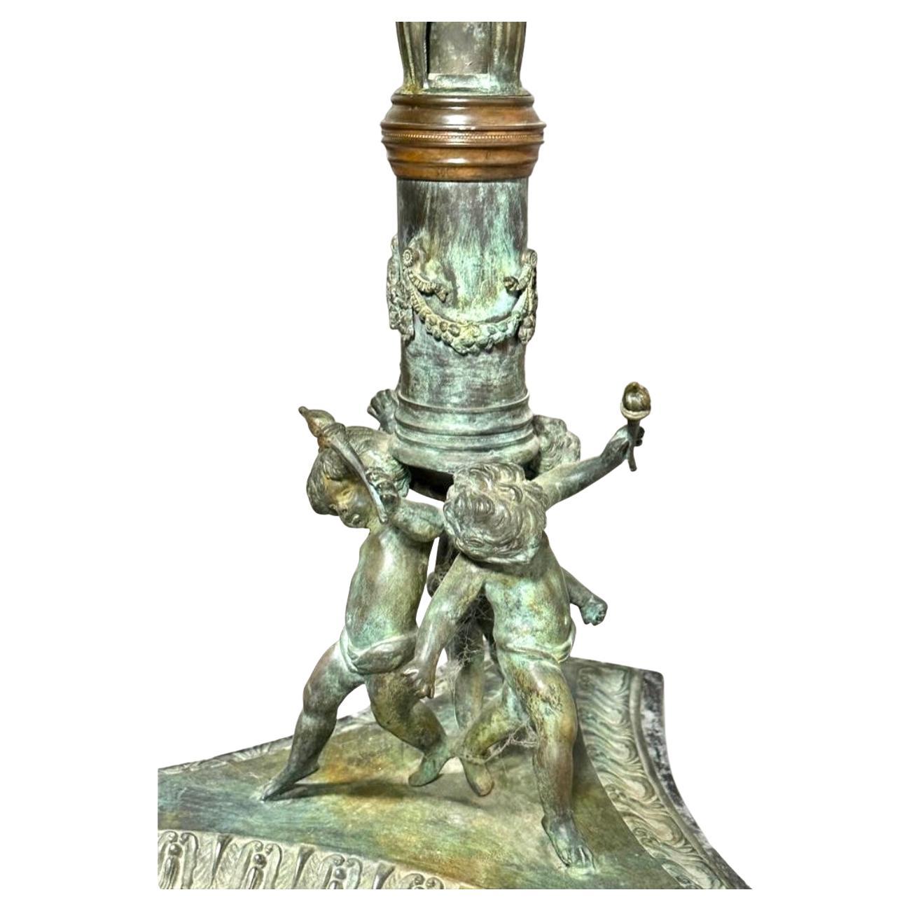 Tavolo Gueridon francese figurato in bronzo e marmo In condizioni buone in vendita a Bradenton, FL