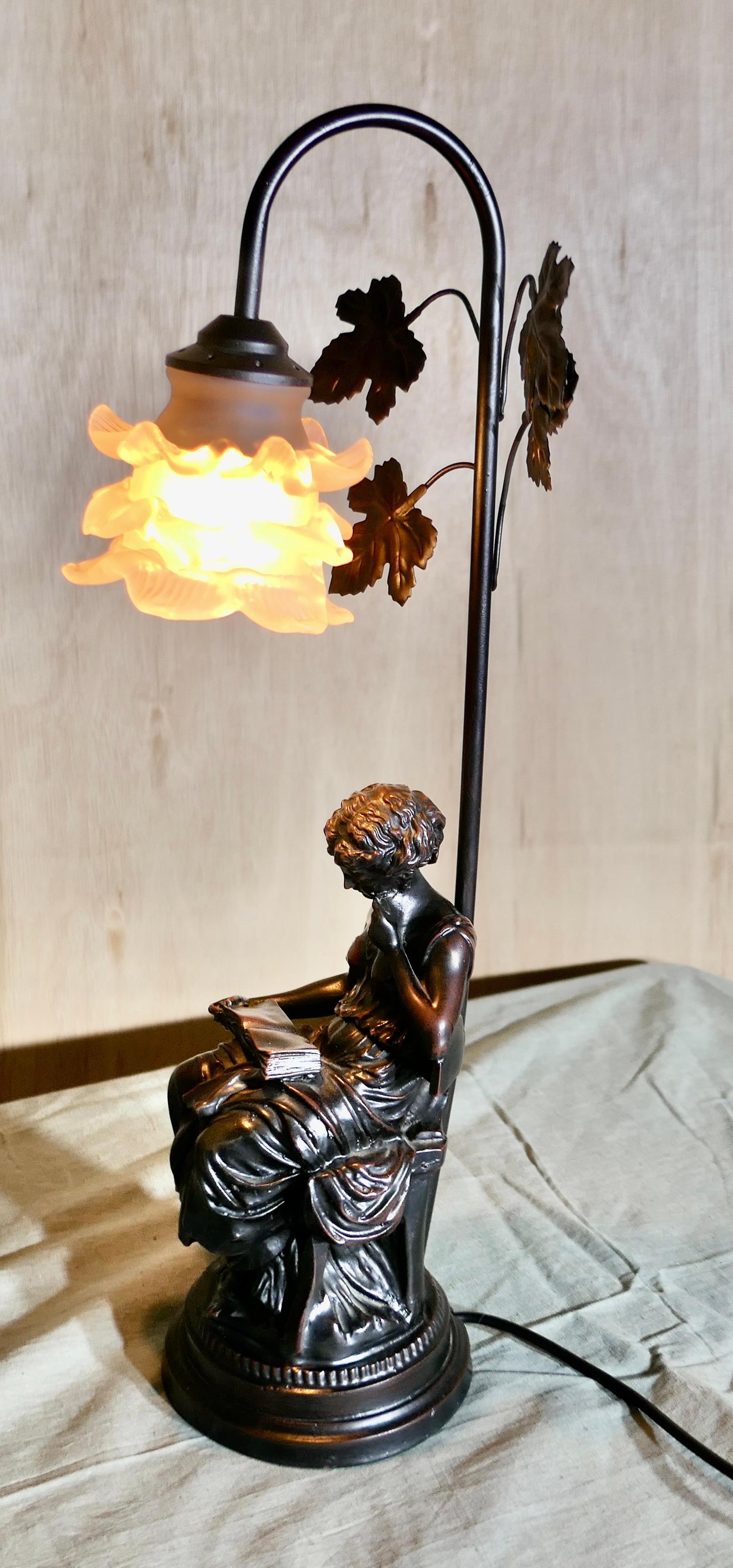 Art nouveau Lampe figurative française avec une femme en train de lire  C'est une pièce charmante en vente