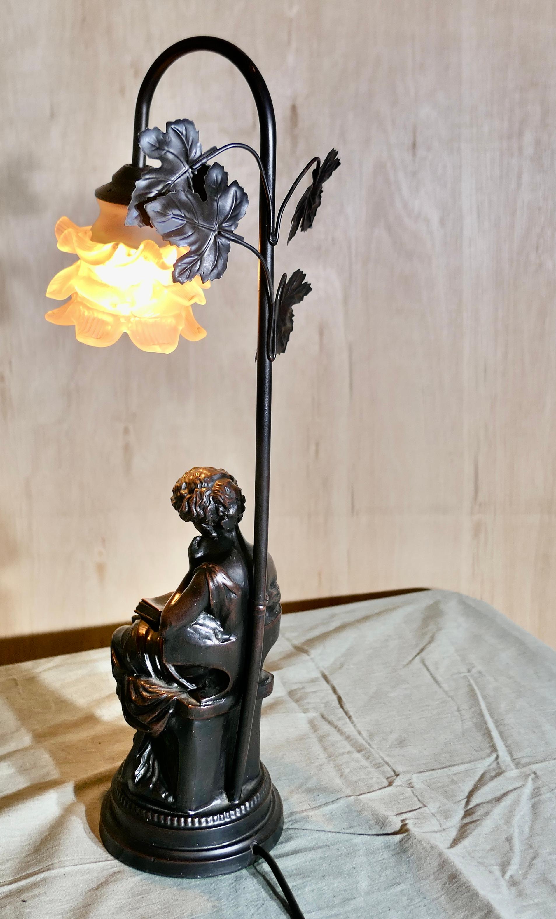Fin du 20e siècle Lampe figurative française avec une femme en train de lire  C'est une pièce charmante en vente