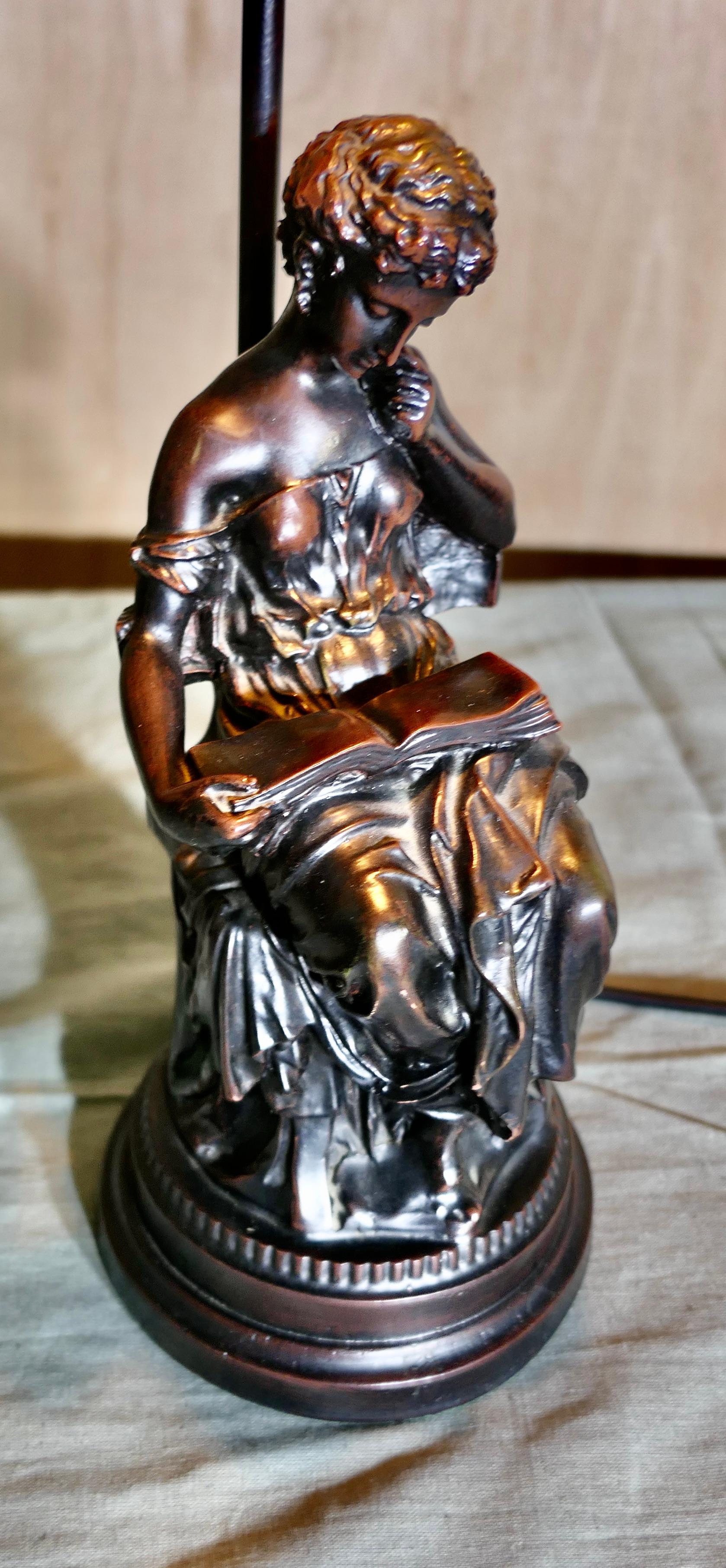 Étain Lampe figurative française avec une femme en train de lire  C'est une pièce charmante en vente