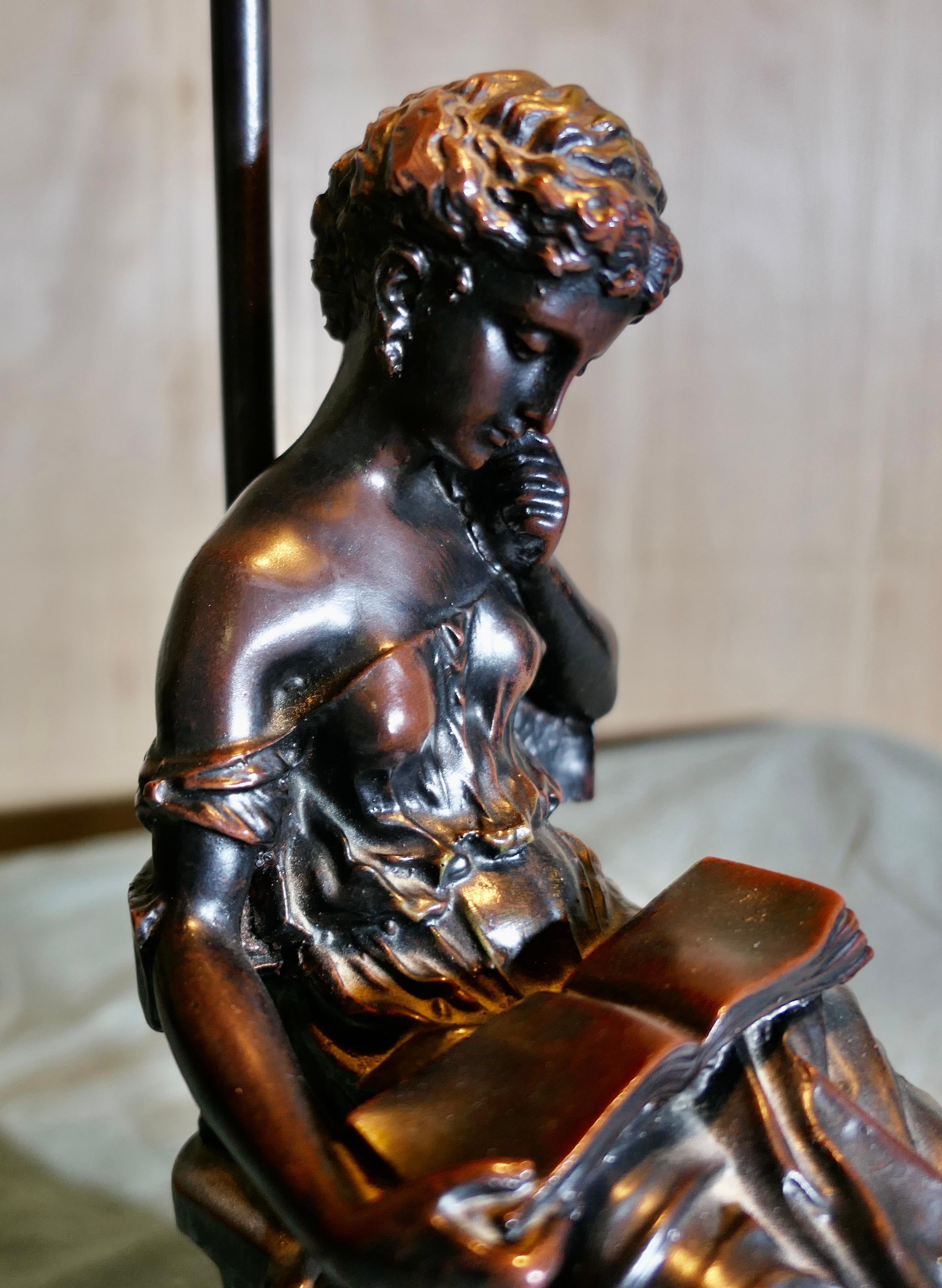 Lampe figurative française avec une femme en train de lire  C'est une pièce charmante en vente 1