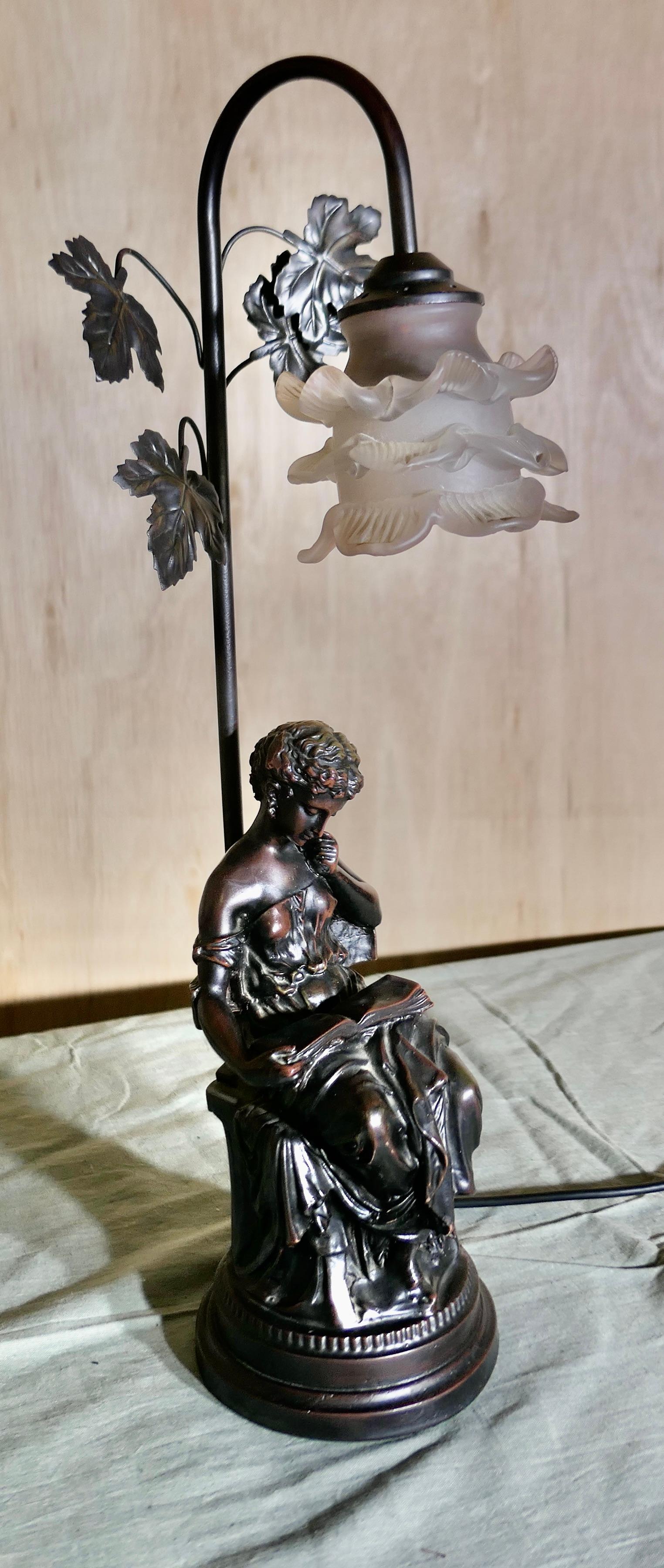 Lampe figurative française avec une femme en train de lire  C'est une pièce charmante en vente 2