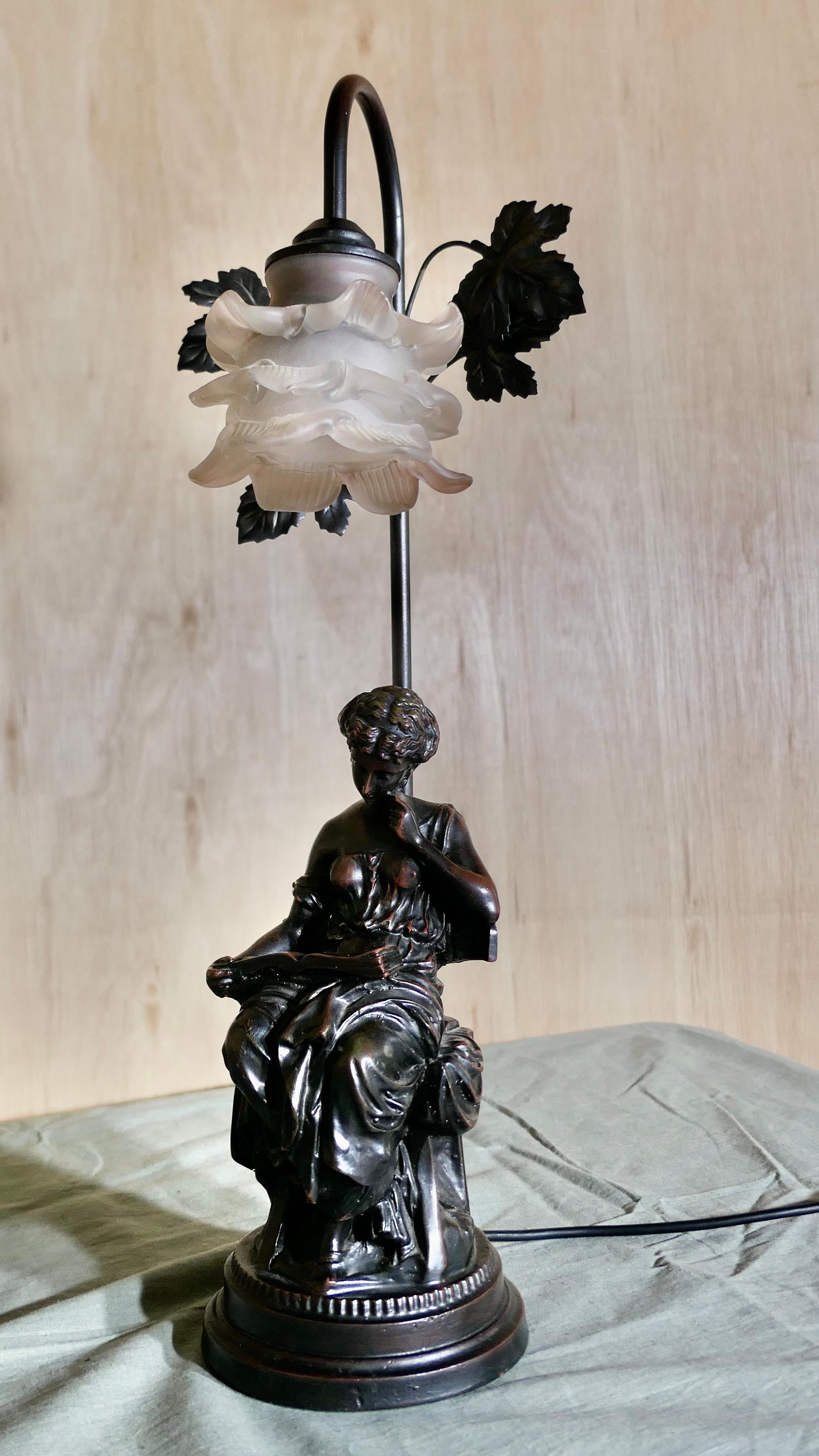 Lampe figurative française avec une femme en train de lire  C'est une pièce charmante en vente 3