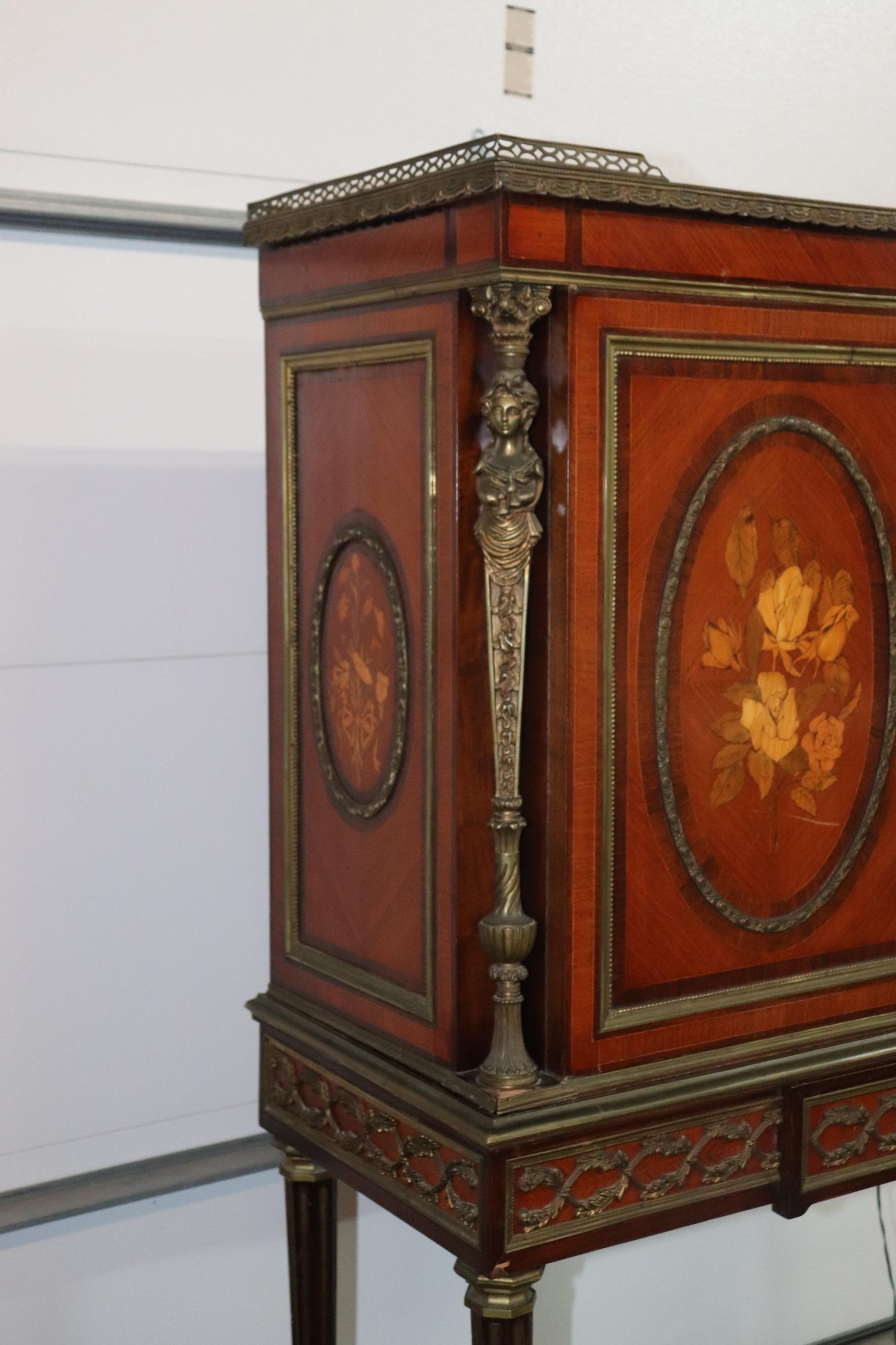 Adam Weisweiler, Sammlerschrank/Vitrine in Bronzefigur, Adam Weisweiler im Angebot 7