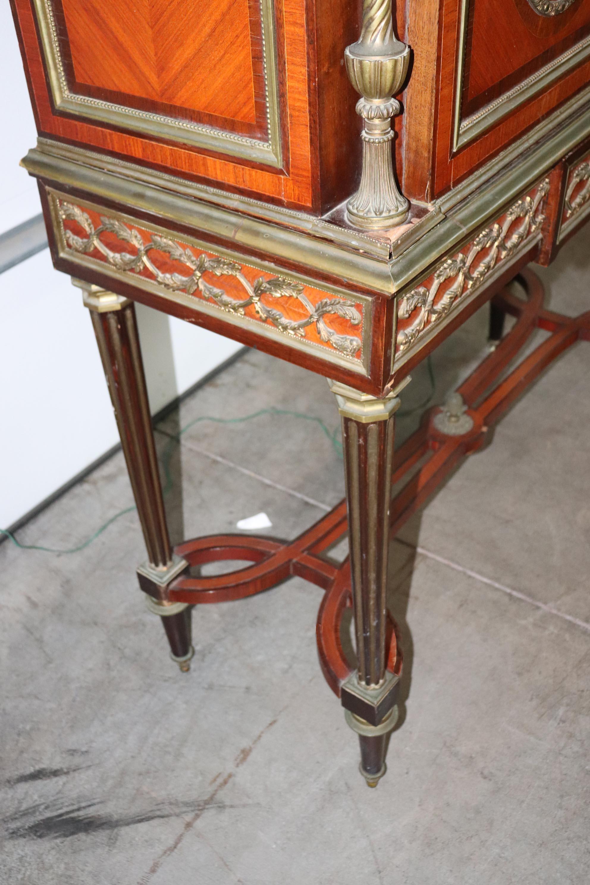 Adam Weisweiler, Sammlerschrank/Vitrine in Bronzefigur, Adam Weisweiler im Angebot 9