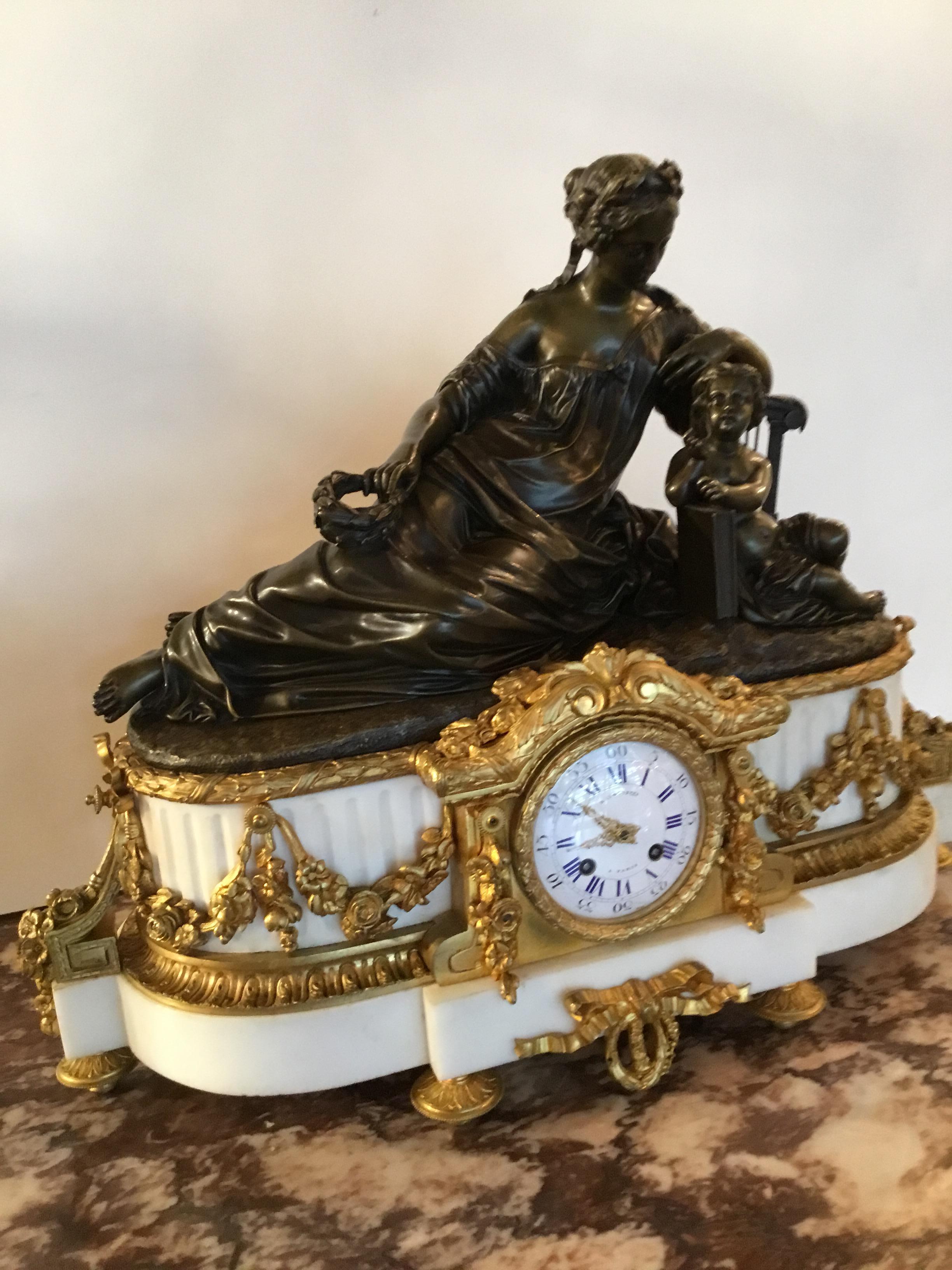 Français Horloge française du 19ème siècle en bronze doré et bronze patiné avec motifs figuratifs et marbre blanc en vente