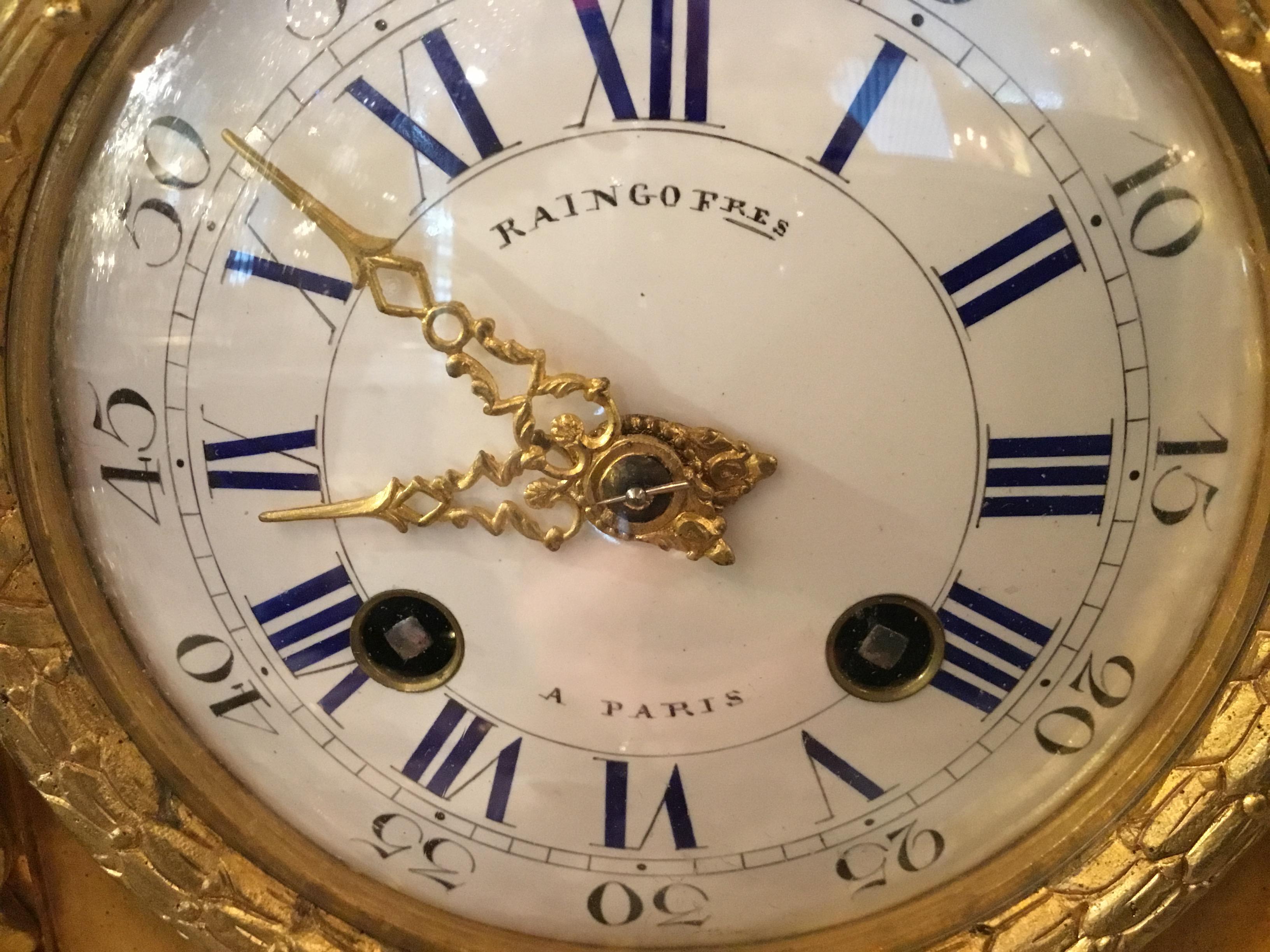 Horloge française du 19ème siècle en bronze doré et bronze patiné avec motifs figuratifs et marbre blanc Bon état - En vente à Houston, TX