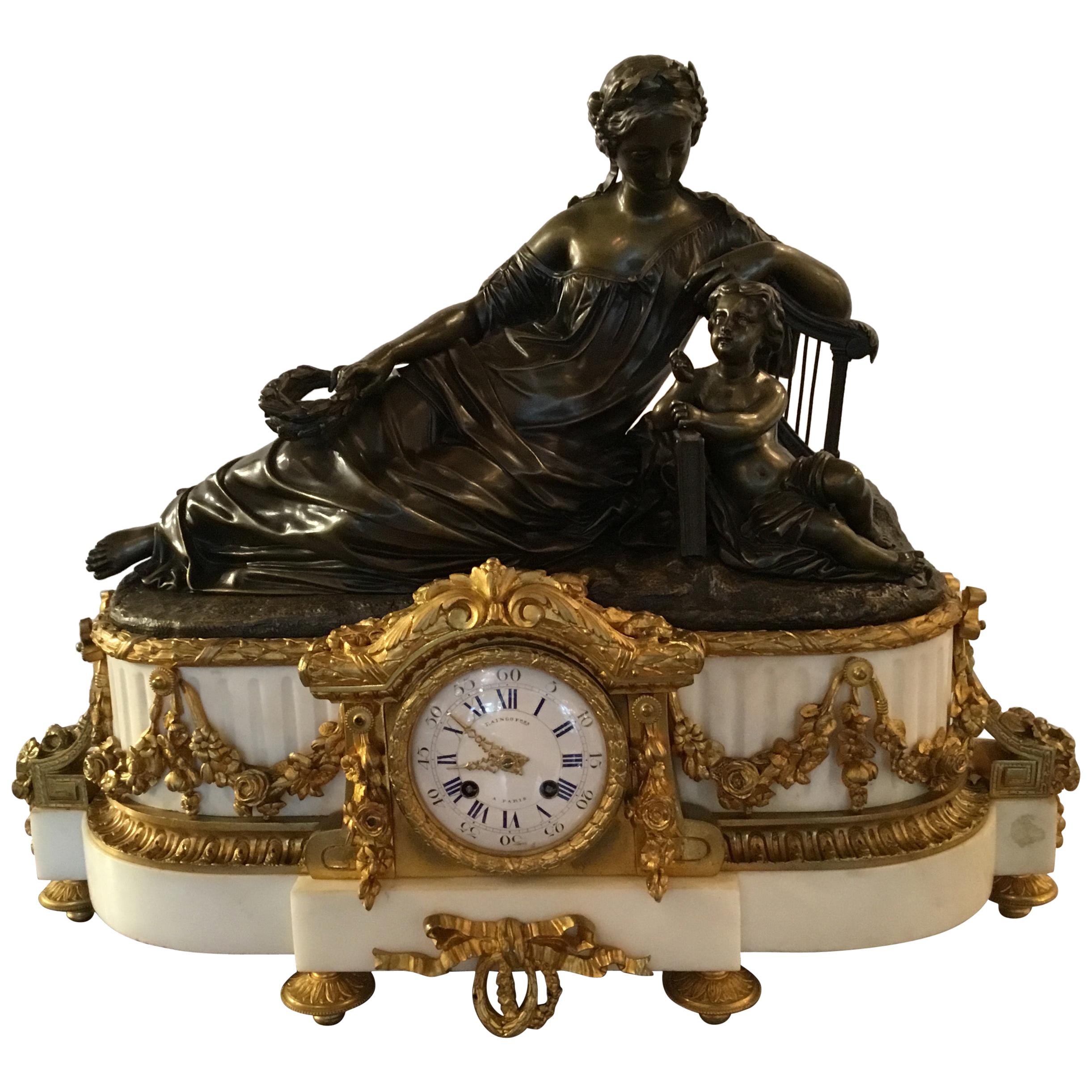 Horloge française du 19ème siècle en bronze doré et bronze patiné avec motifs figuratifs et marbre blanc