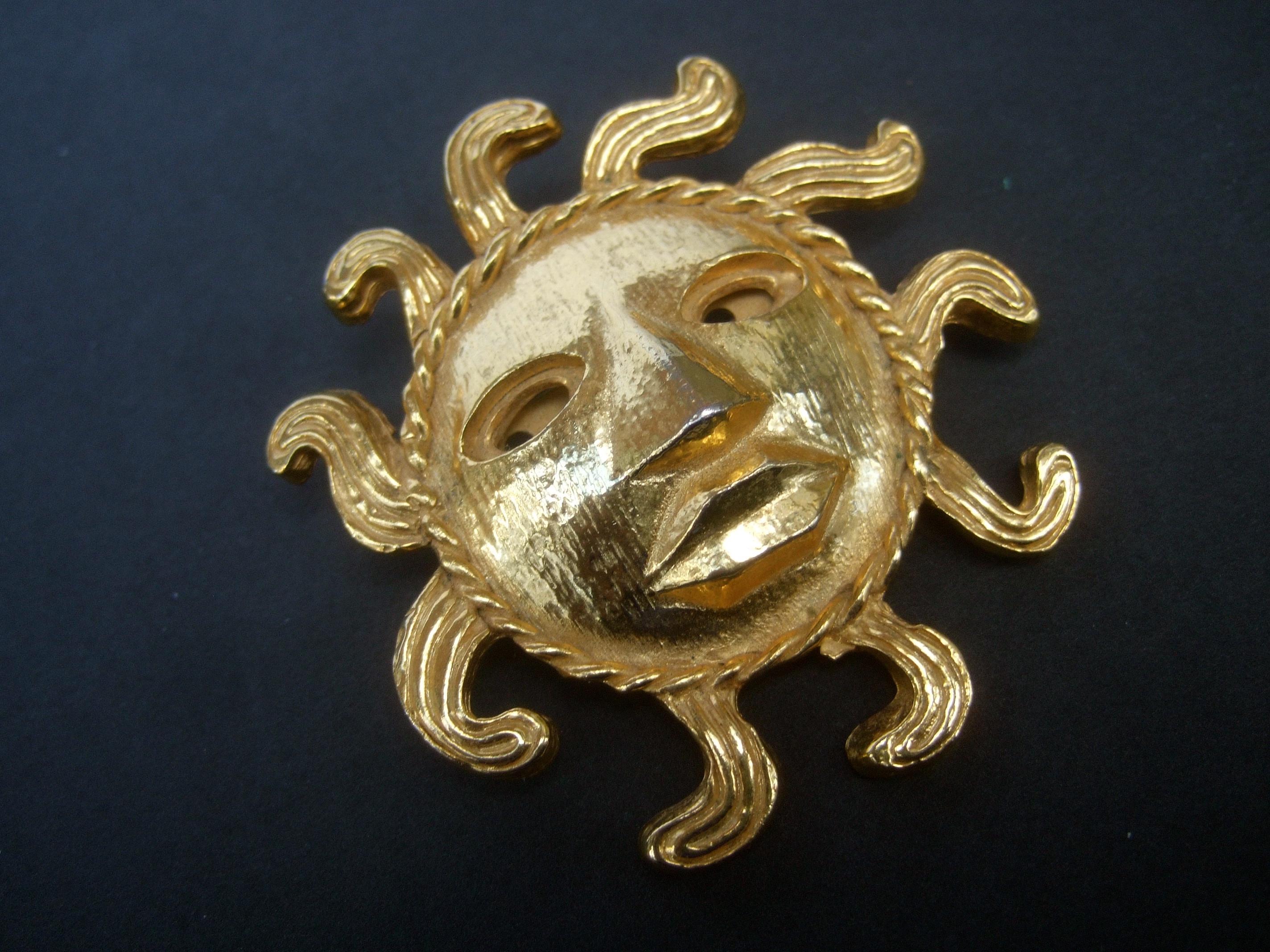 French Figural radiating sun beam brooch designed by Barol Paris
The chic designer brooch depicts a figural sun sheathed in luminous gilt matte metal plating

The sun face has a textured brushed finish; in contrast the radiating sun beams have