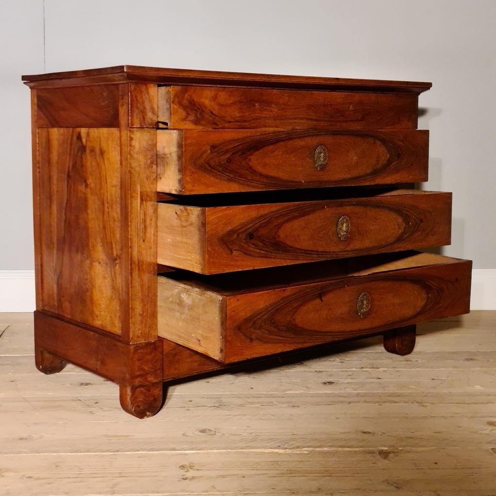 Francese Commode francese in noce figurato in vendita