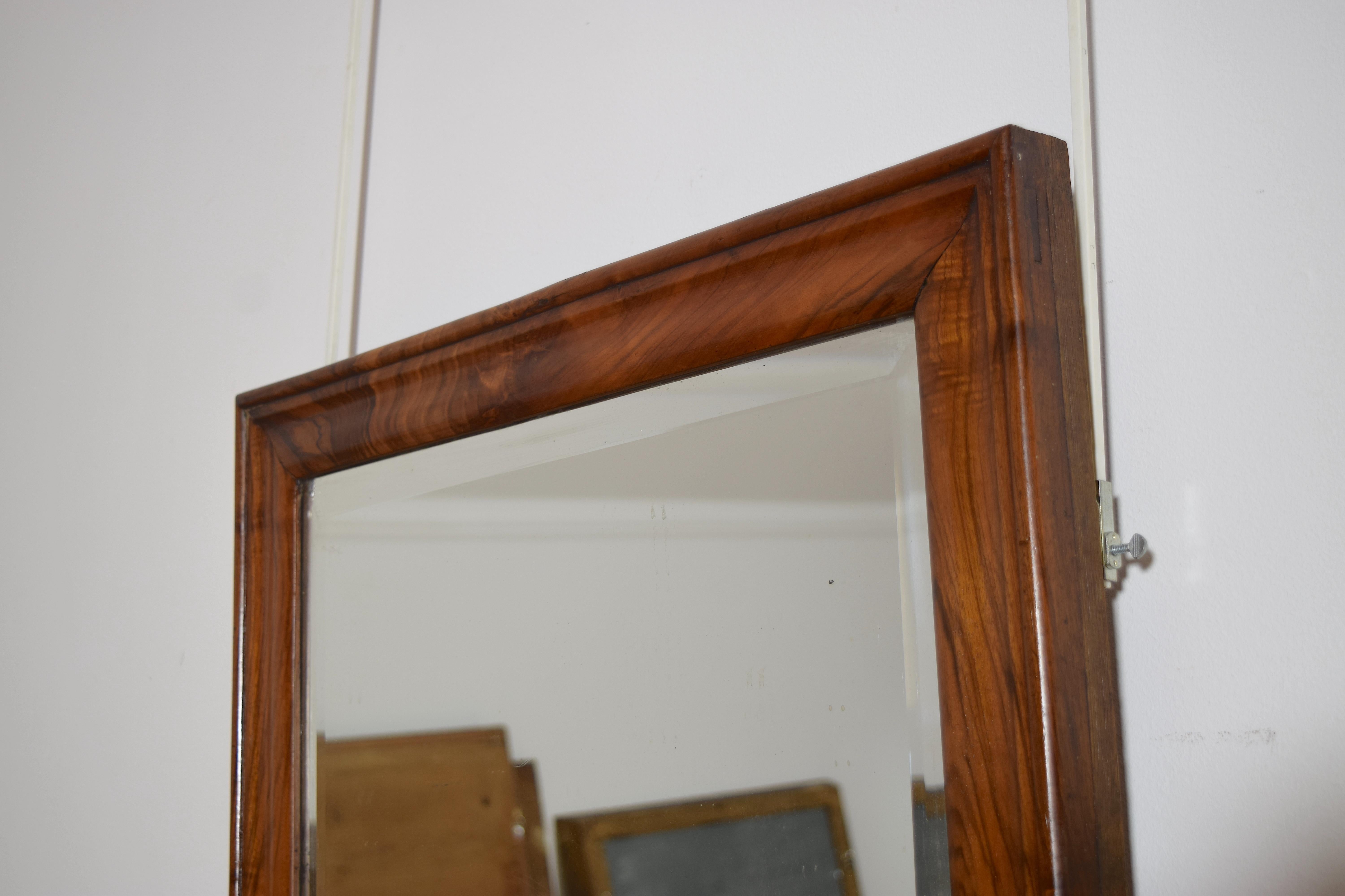 Französischer Wandspiegel aus gemasertem Nussbaumholz mit originaler abgeschrägter Spiegelplatte, 2. Jh. 19. (Neoklassisch) im Angebot