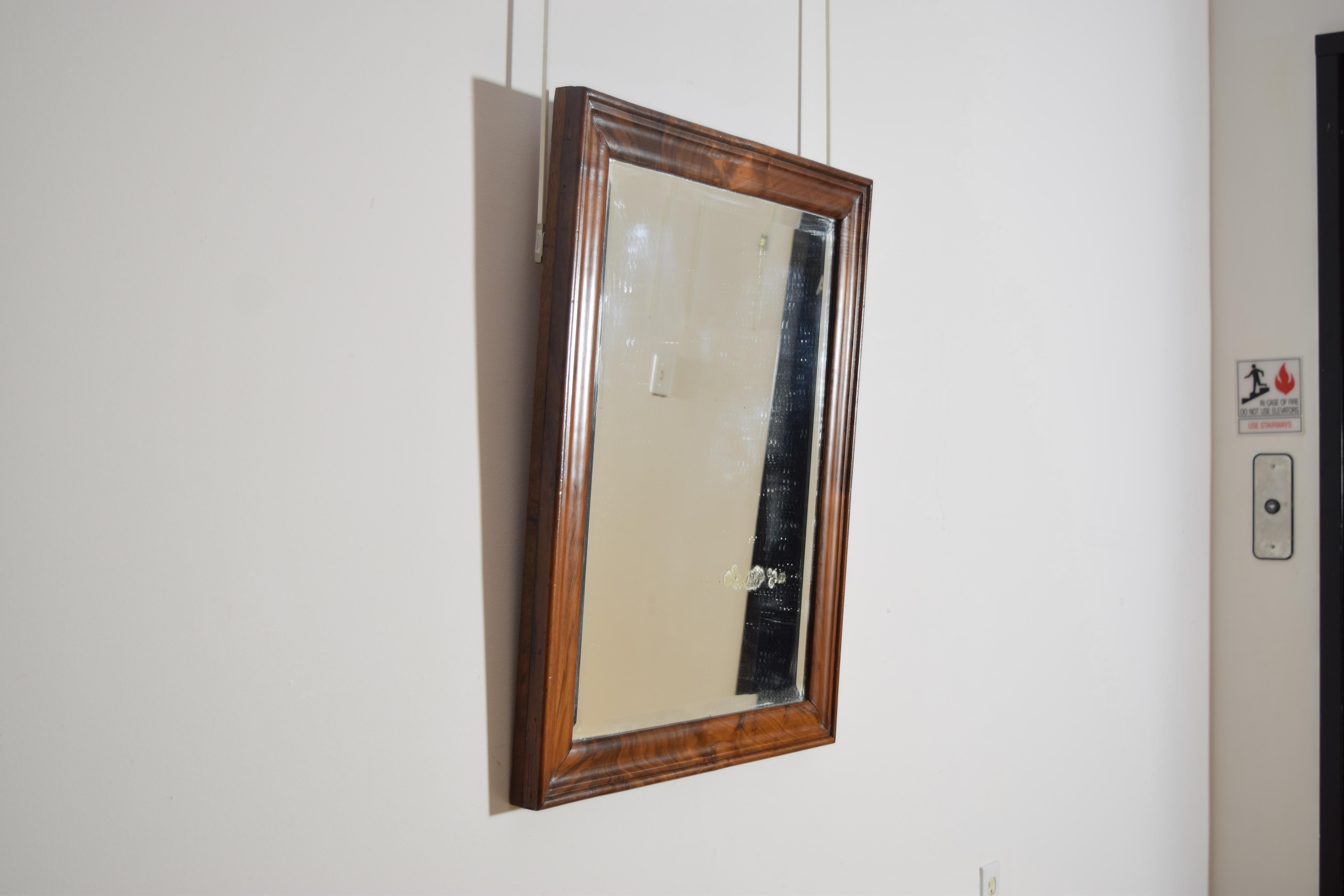 Französischer Wandspiegel aus gemasertem Nussbaumholz mit originaler abgeschrägter Spiegelplatte, 2. Jh. 19. im Zustand „Gut“ im Angebot in Atlanta, GA