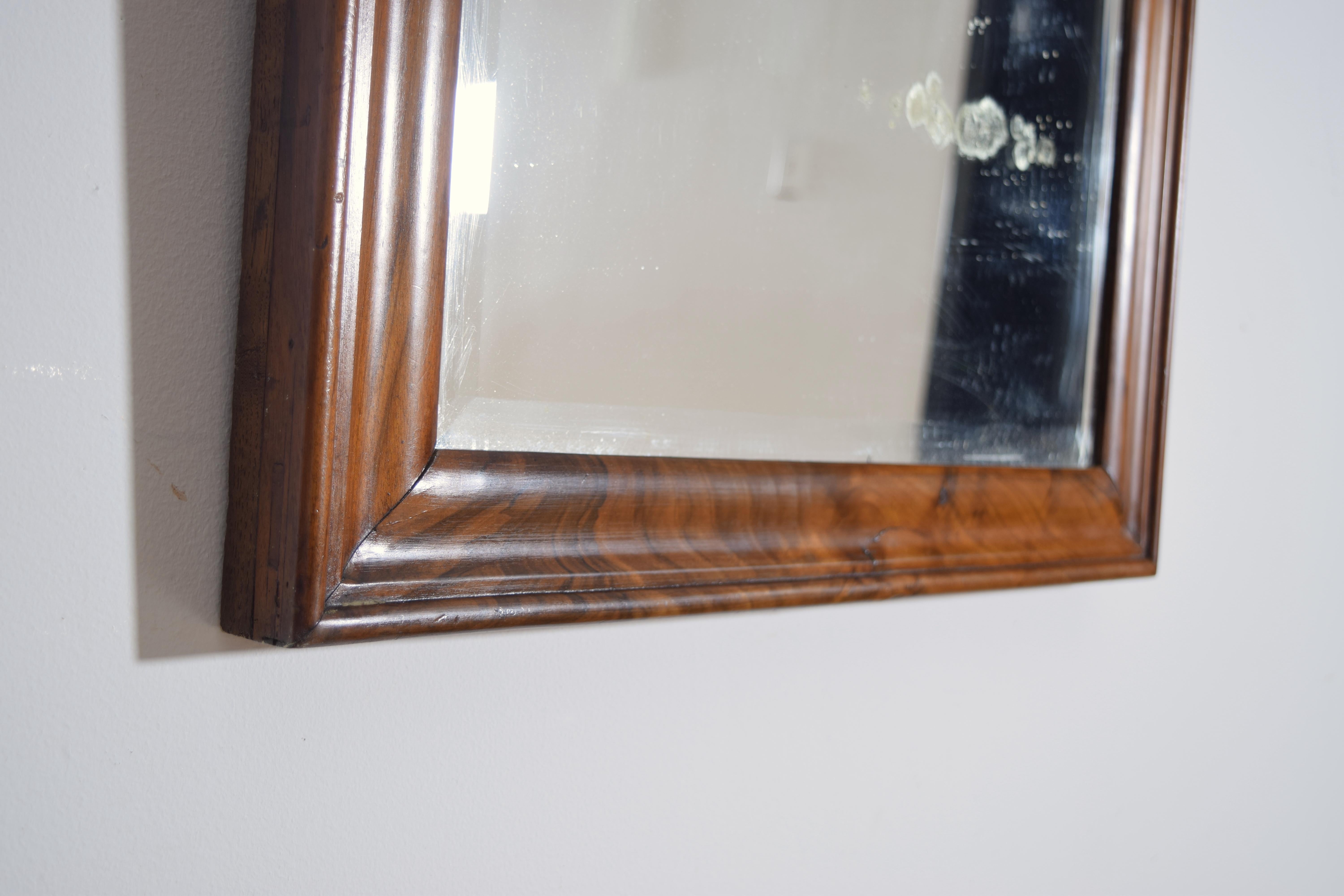 Französischer Wandspiegel aus gemasertem Nussbaumholz mit originaler abgeschrägter Spiegelplatte, 2. Jh. 19. (Walnuss) im Angebot