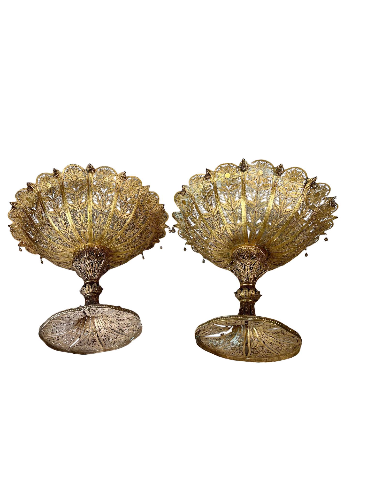 Una coppia di tazze francesi in bronzo dorato con un intricato disegno in filigrana. Una lavorazione incredibile. Circa 1890, Francia.