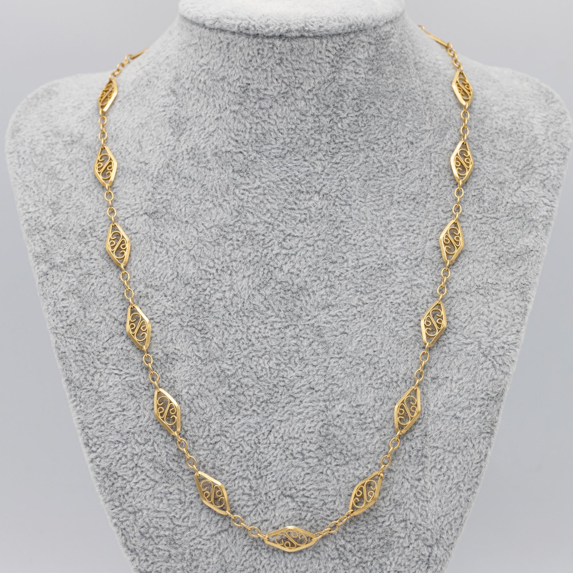 Zu verkaufen ist diese schöne 18 Karat massivem Gelbgold Französisch Halskette. Diese elegante Kette besteht aus abwechselnd schlichten und ausgefallenen Gliedern mit filligranen Verzierungen und Millegrain-Details. Diese hübsche Halskette ist mit