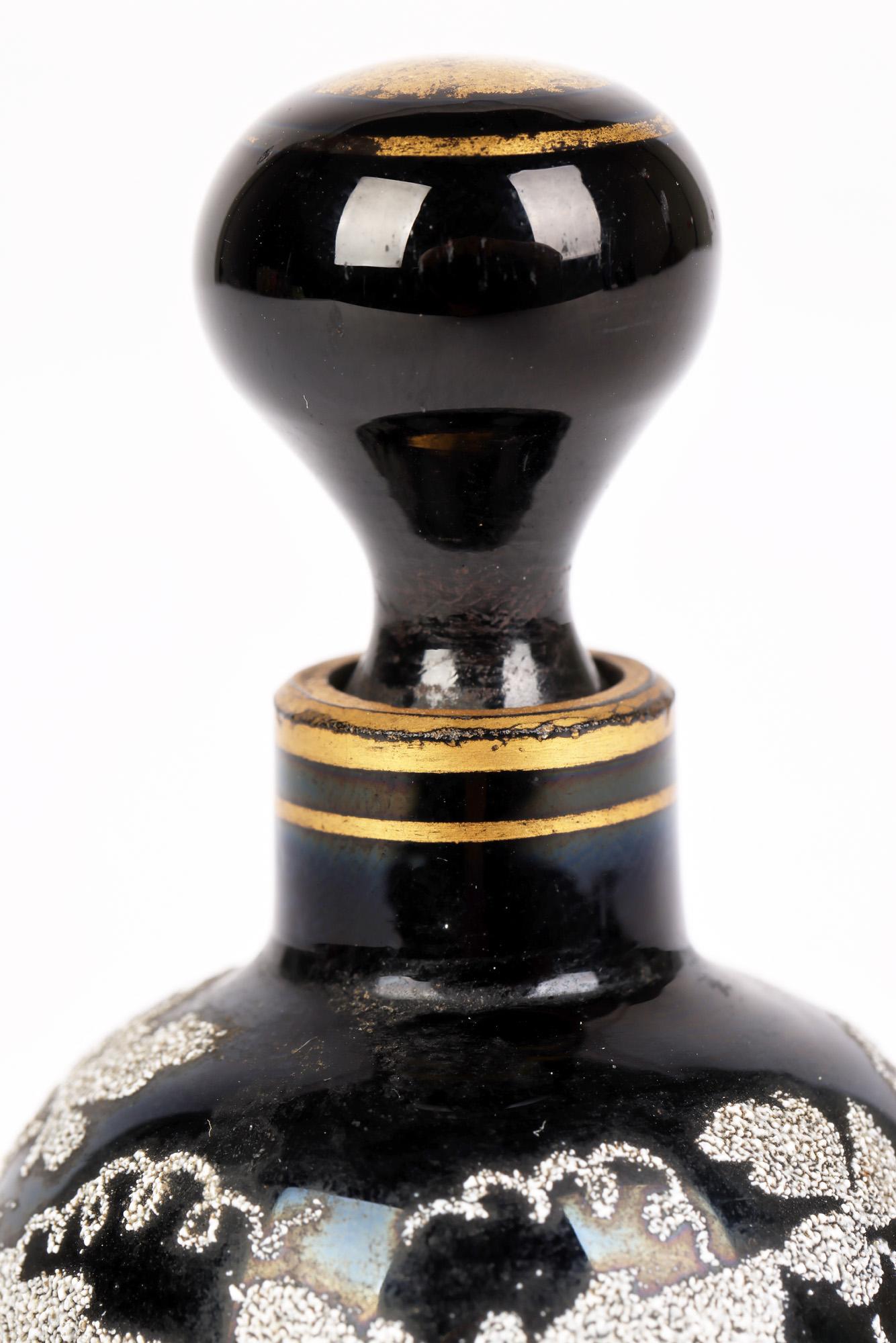 Frasco perfumero y tapón de vidrio soplado francés Fin De Siecle, muy fino, decorado con hojas de vid y datado en la segunda mitad del siglo XIX. Este cuerpo, pequeño pero muy finamente fabricado, procede probablemente de uno de los renombrados