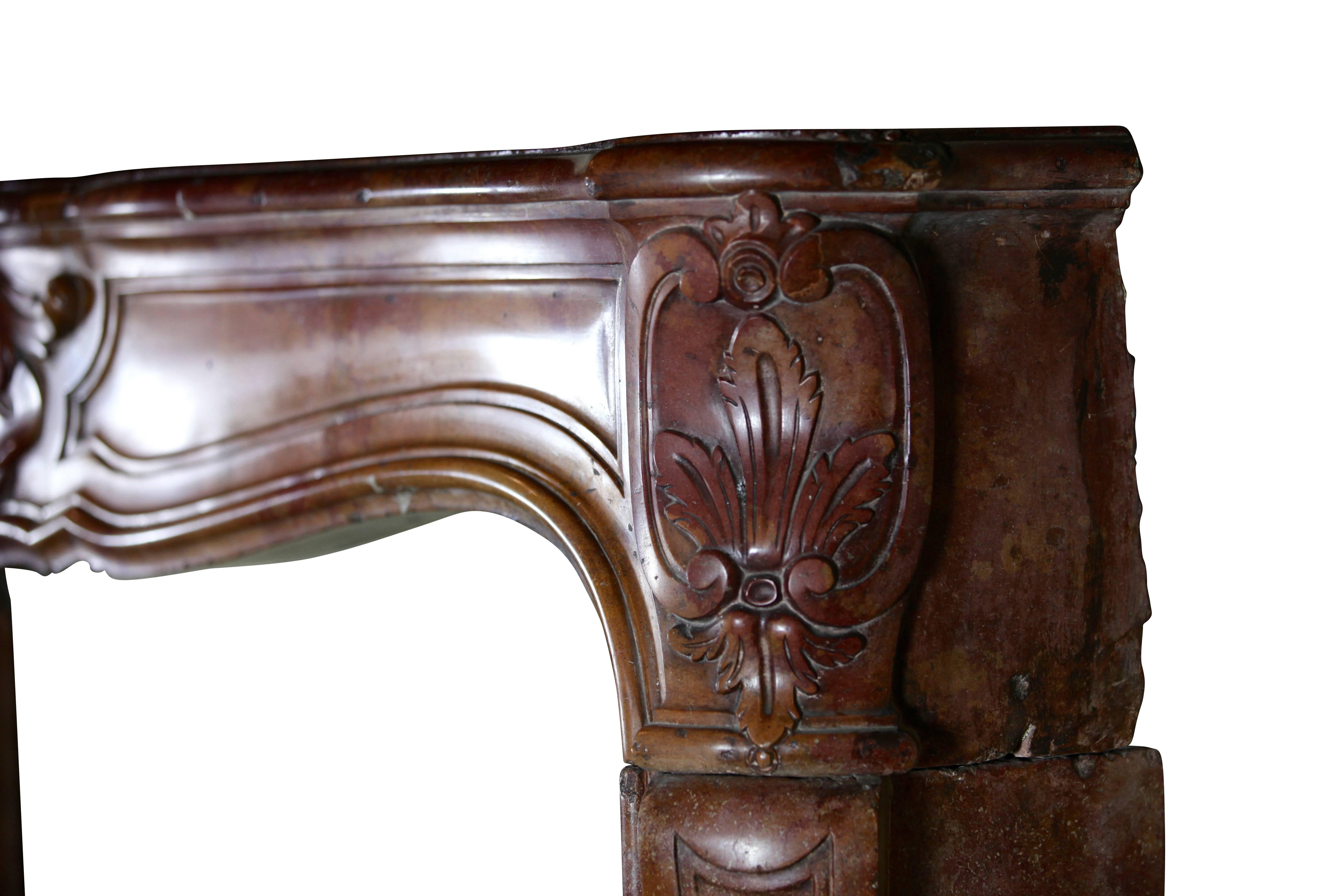 Revestimiento de chimenea antiguo francés de época Luis XV en venta 3