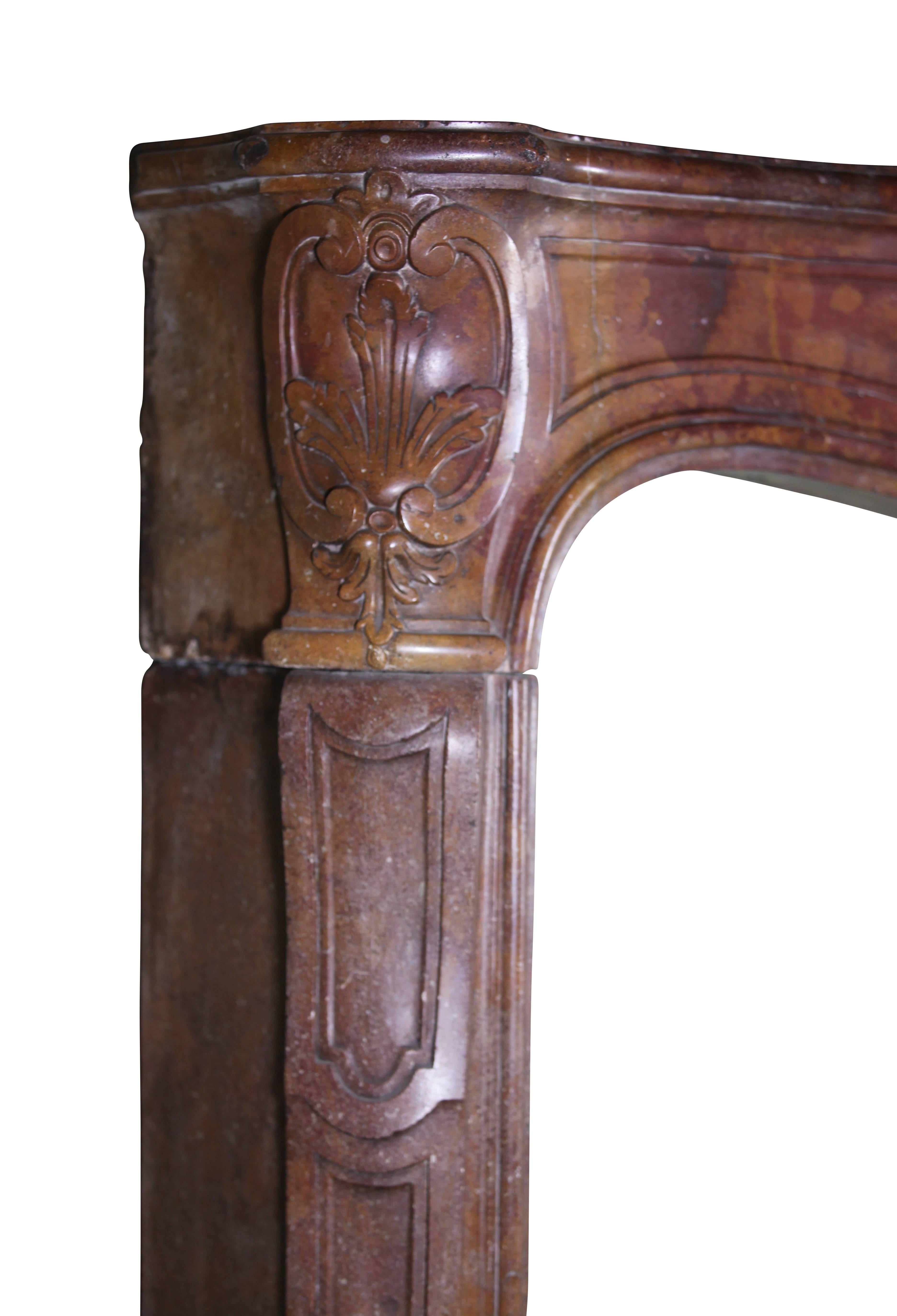 Esta repisa de chimenea antigua original de piedra dura burdeos (chimenea) tiene una pátina asombrosa. Es un verdadero tesoro. Si no lo supieras, pensarías que es un mármol de color cálido y profundo o un nogal pulido. Esta pieza de chimenea es