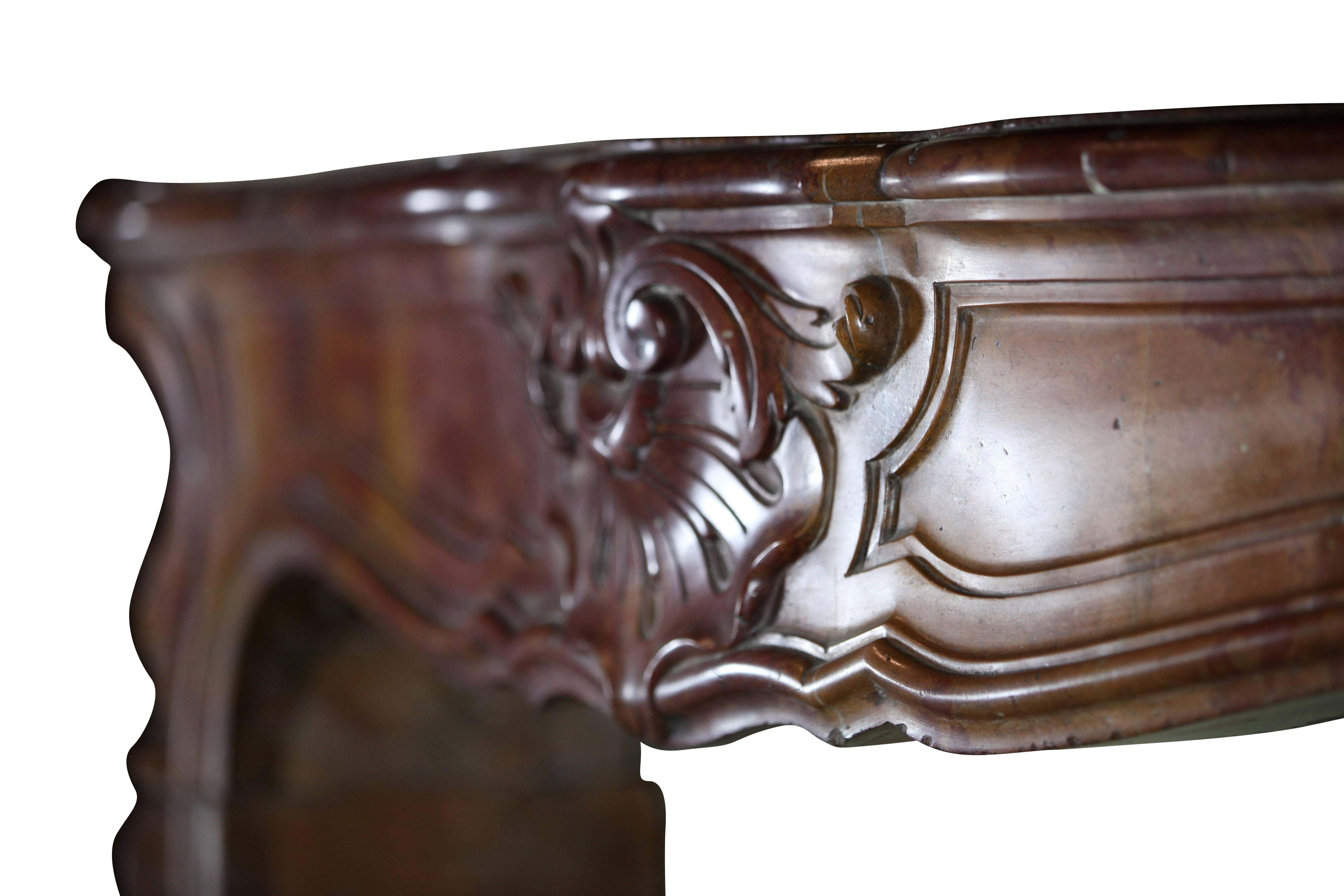 Revestimiento de chimenea antiguo francés de época Luis XV en venta 1