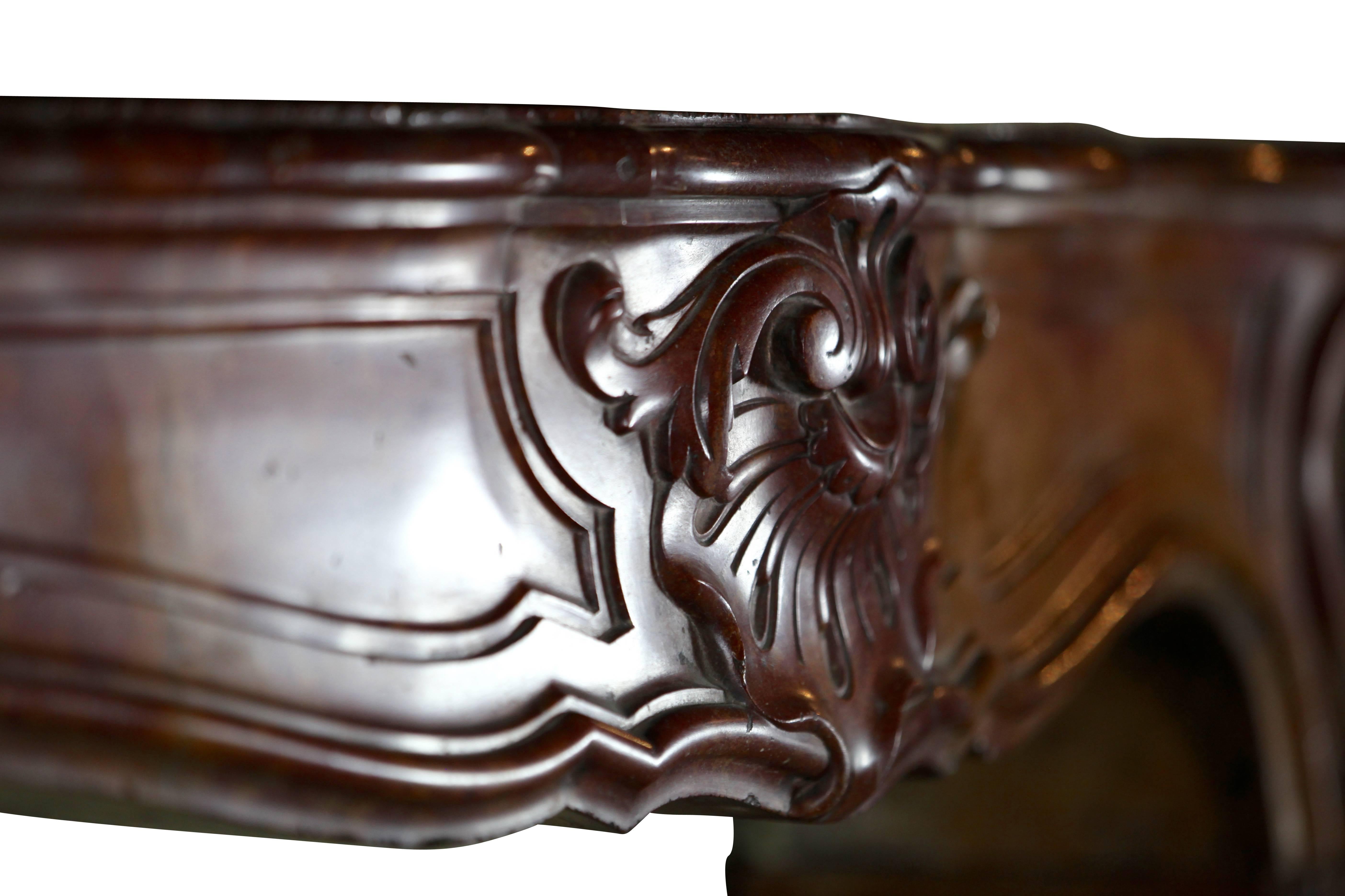 Revestimiento de chimenea antiguo francés de época Luis XV en venta 2